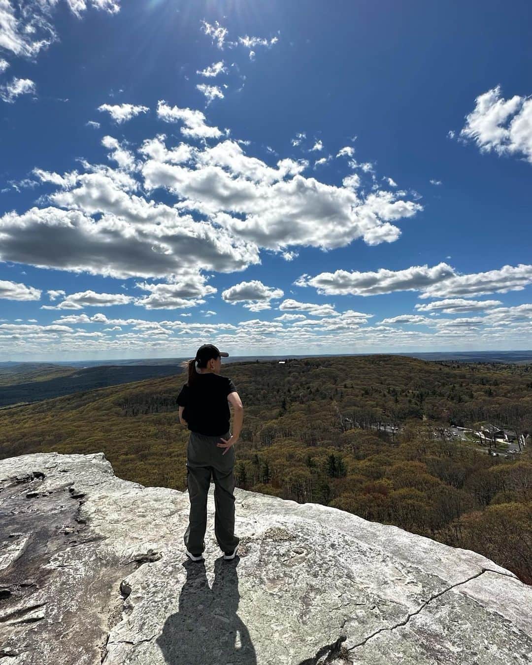 小林さやかのインスタグラム：「What I love most about New York is that the great outdoors is right there!!🚗  #nyc  #catskills  #hiking  #drive」