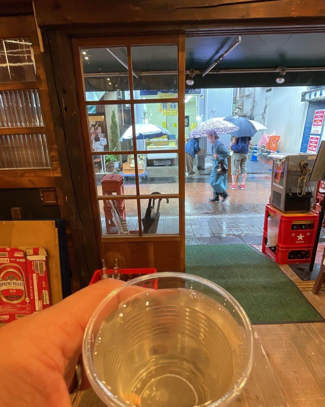 森田繁のインスタグラム：「酒飲みには時間も天気も関係ない──が、濡れて飲むのは好まないので、屋根の下へ。」