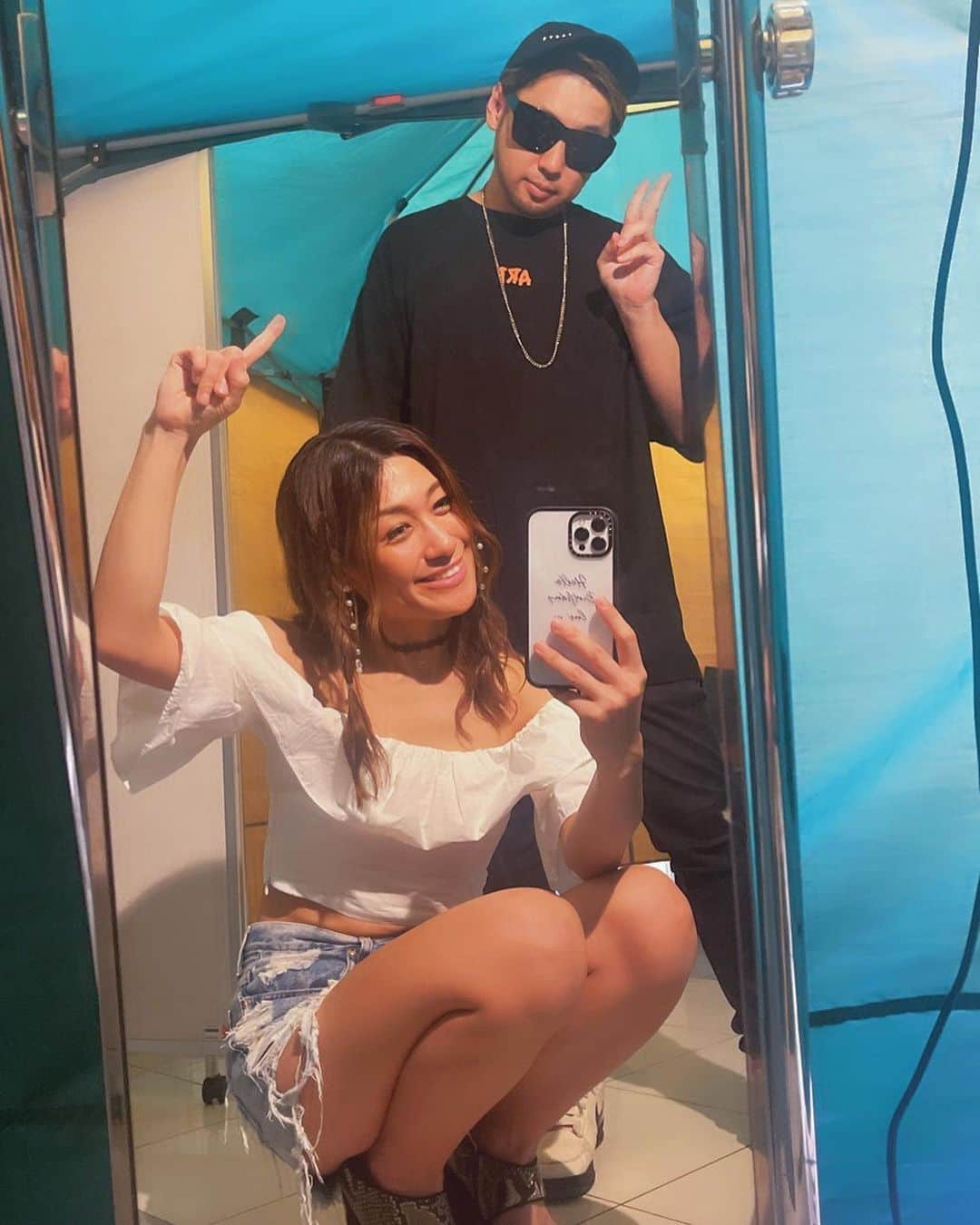 片桐舞子のインスタグラム：「HBD @mays_nbz 😎🎂🎉 MAY'Sとして誕生日を祝えるのも21年目。  歳を重ねた分、これからも音を積み重ねていけるよう、お互い健康に気をつけて頑張りましょう。  しがらみも縛りも無く活動することにして、すぐやってきたコロナの波に立ち止まって、あら？もうMAY'Sとしてやれる事ないのかな？なんて思ったりもしたけど。 君の音がいつも私を歌わせてくれてます。 あぁ、この曲書きたい‼︎歌いたい‼︎ そう思わせてくれる音楽を共に作れる相方でいてくれて、ありがとう。  誕生日おめでとう🎂  カメラフォルダにある純ちゃんとの2ショットを探して… 1番古い写真は、39の時の楽屋の写真でした📸 with KG and SHIKATA  #mays#河井純一生誕祭#41ちゃい#人生半分めいずしてる」