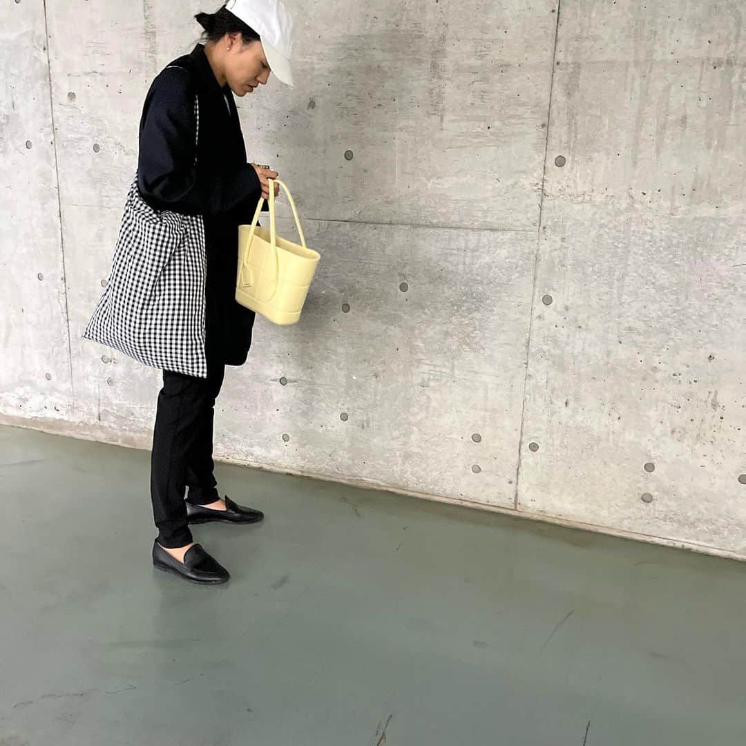 金子綾さんのインスタグラム写真 - (金子綾Instagram)「連休最終日。 家ではレギパンに古着のTシャツ。 ちょっと買い物に、はJK羽織ってローファーにしたら何とかなります😂 ローファーは二代目が待機中😎」5月7日 13時51分 - ayaaa0707