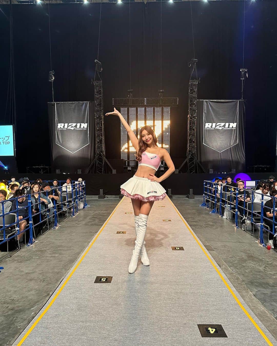 COCOさんのインスタグラム写真 - (COCOInstagram)「2023.05.06 #RIZIN42 有明アリーナ ✨  会場には約1万5000人のお客様が🔥 今回もラウンドガールとして出演させて頂きましたが、どの試合もすごく見応えあって最高の１日になりました😍✊ 格闘技、最高です💯  スタイリングは @nbornkyt ♡ ゆる巻きで前髪センター分けで 可愛くしてもらいました😼🫶💕  #RIZN #ライジン #rizngirl #roundgirl #ラウンドガール #格闘技」5月7日 13時51分 - coco_coco000