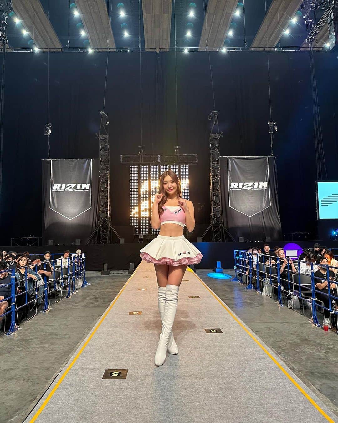 のインスタグラム：「2023.05.06 #RIZIN42 有明アリーナ ✨  会場には約1万5000人のお客様が🔥 今回もラウンドガールとして出演させて頂きましたが、どの試合もすごく見応えあって最高の１日になりました😍✊ 格闘技、最高です💯  スタイリングは @nbornkyt ♡ ゆる巻きで前髪センター分けで 可愛くしてもらいました😼🫶💕  #RIZN #ライジン #rizngirl #roundgirl #ラウンドガール #格闘技」