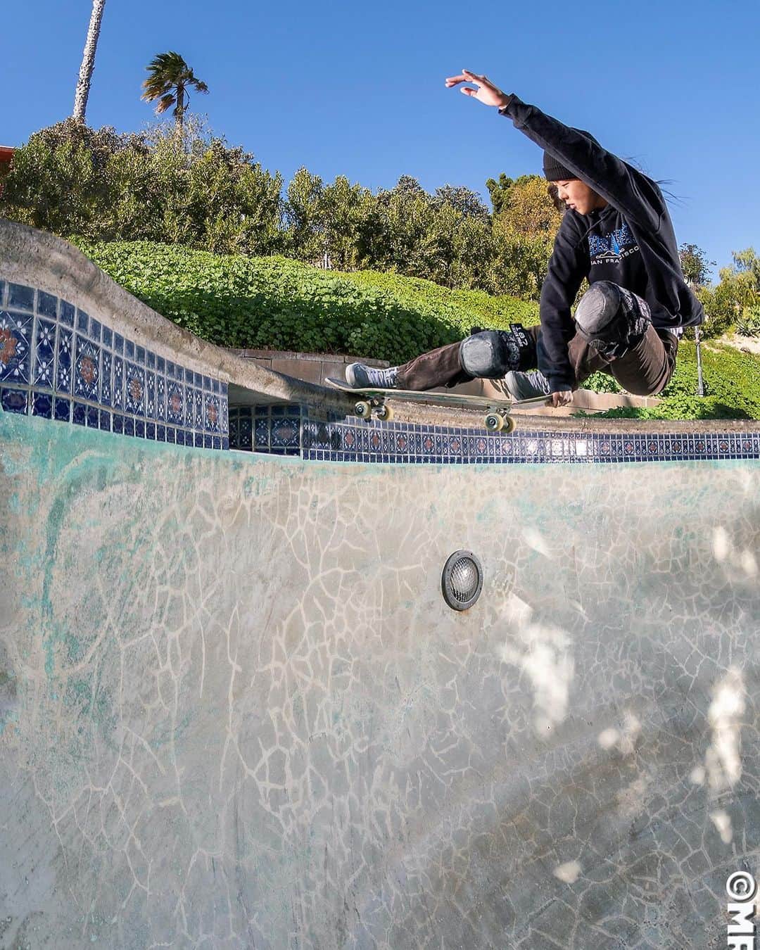 開心那のインスタグラム：「pool sesh!🧜🏻‍♀️🌊 Thank you!🙏 @mrzzz 📸  #tbt ⏱️  @vans @vansskate @vansskateapac @vansjapan @welcomeskateboards @spitfirewheels @187killerpads @triple8nyc @independenttrucks @bonesbearings @jessupgriptape @mbm_parkbuilders @hotdoggeryesso」