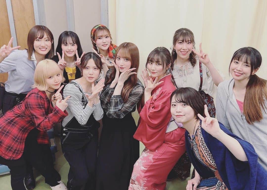 高橋紗妃のインスタグラム：「. . 気付いたらもう1週間前… 舞台『テンリロ⭐︎インディアン』 全8公演無事に終演しました！！  . 応援してくださった皆様、ありがとうございました！  . 今回、2週間の稽古で演じる量じゃないと言われるセリフ量で 私もまぁまぁ多い方らしく、ちょっと頑張りました！！ . けど、"危機的状況"だと力を合わせるしかないもんで 力を合わせていくと仲良くなるもんで、 短期間でしたが面白く頼もしいキャストの皆さんと 松本さんの演出の下、 楽しい作品をお届けできたのではないかと思っています。  . 毎公演みおりちゃんに持ち上げてもらってましたが 稽古の時はたまちゃんに持ち上げてもらってました。 (衣装の関係で急遽みおりちゃんになりました。) 2人とも、たくさん持ち上げてくれてありがとう！ 高い位置からヤマネヤマコを見下ろせて楽しかったです。笑  今回、毎日ゆうちゃんの髪の毛をセットさせてもらってて お礼にってラムネ貰いました(o´艸`) そこでおしゃべりする時間が楽しくて 始まるぞーってひとつスイッチになってました。  ケイト(看守)役のえみかさんはお隣の席で 私の大きな独り言も、中身のない話も あの素敵な関西弁でたくさん聞いてくれました。 稽古場ではセリフの練習とか手錠の練習とかに 何度も付き合っていただきました、ありがとう〜  他にも書きたいキャストはいるけど長くなりすぎるので 特に本番で絡んだ気のするこの方々で。  . またどこかで共演できたら…と、思うのと、 実はすぐにはせまゆちゃんとあかりちゃんとは共演です！！ 今回はどう絡んでいくのか、楽しみです ₍₍ (ง ˙ω˙)ว ⁾⁾   舞台『通勤急行大爆破~Mind the GAP~』は 5/24~28までシアターKASSAIにて上演予定です！ 🎫 https://www.confetti-web.com/detail.php?tid=71596&  こちらも頑張りますので ぜひご観劇いただけたらうれしいです！  . . . #テンリロ #通勤急行大爆破」