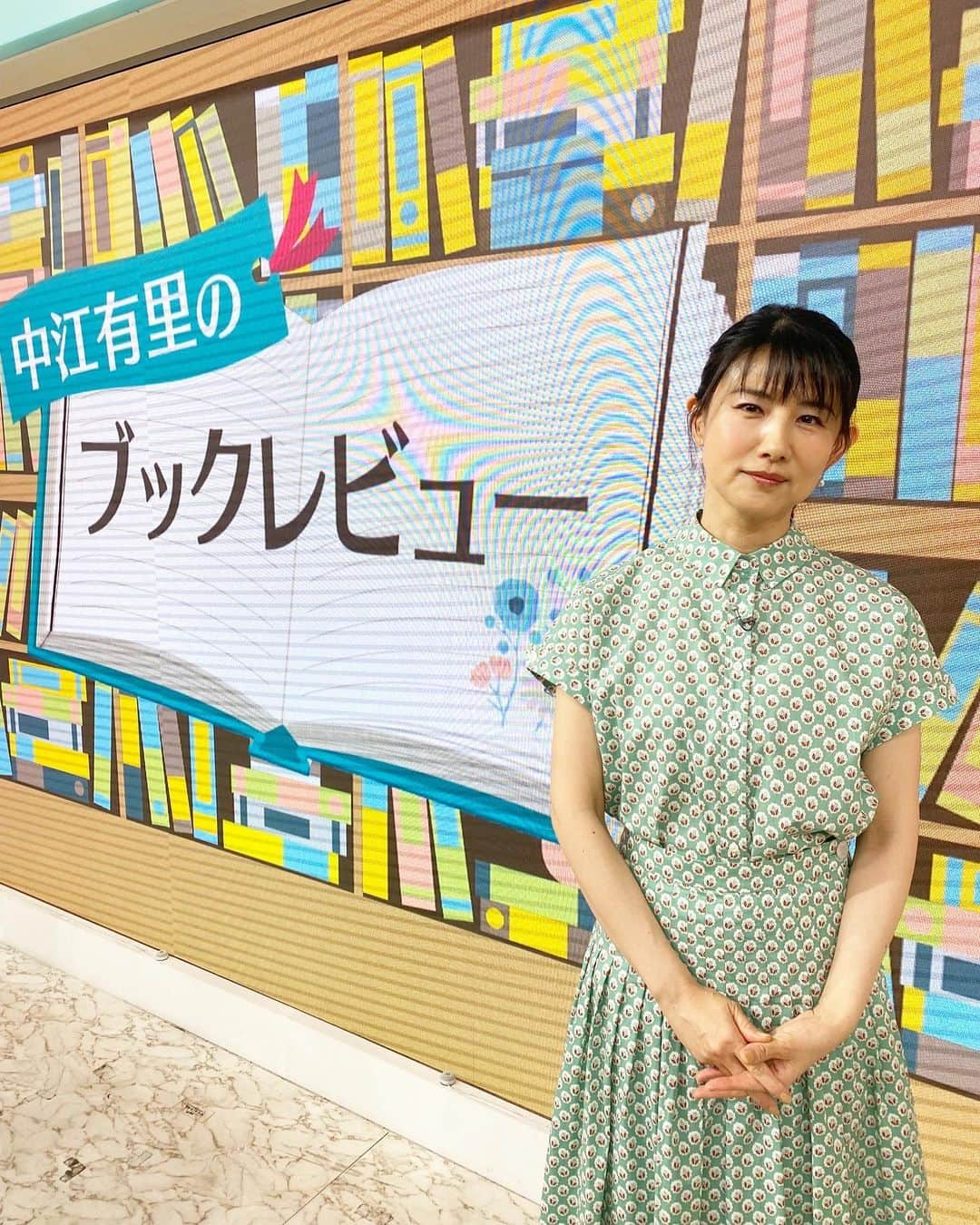 中江有里さんのインスタグラム写真 - (中江有里Instagram)「5月8日（月）NHK「ひるまえほっと」のブックレビューコーナー放送予定です（写真は先月分）  「言葉に羽をはやす」をテーマに4冊の本を紹介します。時間は11時半から。 地上波は関東甲信越。NHKプラスでも同時配信します。  #中江有里  #ひるまえほっと  #ブックレビュー」5月7日 13時46分 - yurinbow1226