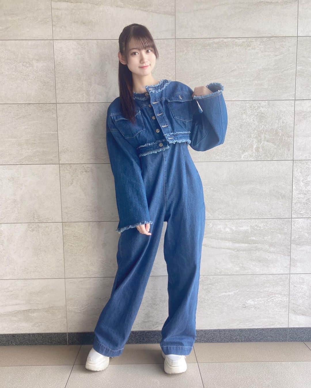 のインスタグラム：「こんにちマッキー☔️ 雨と風が強いね！ GW最後の日なので、 出かけてる方もこれから出かける方も いると思うけど、 気をつけてね🫶 マッキーも今日は用事があるので、 これから出かけてくるね✨ 今日も良い一日を💕  #シブサン #shibu3project #グリーンクラス  #ポニーテール  #5月7日 #gw  #fashionista  #デニム #デニムジャケット  #デニムパンツ  #デニムセットアップ  #chico #fjk」