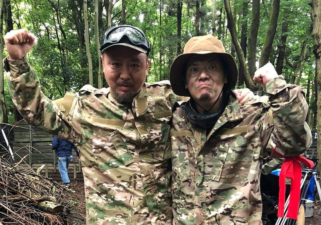 のインスタグラム：「闇金サイハラさん Blue-Lay発売記念！ 撮影現場でのphoto公開！  ライノーのNo.2 村井 役の マキタスポーツさん！  マキタさんも #闇金ウシジマくん シリーズからの登場ですから、もう長い間、村井役を演じていらっしゃいますよね！ 初めてお会いした時から芸人さんとしてだけでなく、役者としても、とても魅力のある表現者の方だな～って感じてましたが… 撮影現場でお会いしても、なかなか一緒に長く話す時間もなかったりしてました！  #闇金サイハラさん のイベントなどで、ゆっくり話す時間もあり、撮影現場を振り返ったりして話すと！ 当時から思っていた魅力のある方だということが間違ってなかった！ 言葉や表現が根っから面白い！ww  犀原茜を「姐さん」と呼び！ ライノーのNo.2であり！ 犀原の為には死力を尽くす！ その辺はカウカウファイナンスのNo.2であり！ 社長（丑嶋馨）の為に死力を尽くす！柄崎と共通するところが多い！  …ってことで！ 柄崎からも村井に関して一言！  村井?! あぁ～アイツな！ 犀原の下についてるライノーのNo.2だろう？ まぁ～アタマはキレる！って言うわけじゃね～し！ どっちかっていうとバカな方だろう!? ただ…犀原の為なら何でもする！っていう覚悟を持ってるヤツだから、そりゃ～厄介だわな～！ 犀原も村井には相当、助けられてると思うぜ！ No.2ってのはよ！ 誰を担ぐかで、その存在が光るもんなのよ！ だから担がれた人間が優れた者ってのはNo.2の技量で決まる！ そういう意味じゃ～犀原の存在の大きさには村井の貢献もあるんじゃね～か！ 同じNo.2の立場として村井の気持ちが1番分かるのは俺かも知れね～な… だから村井も俺の気持ちが1番分かるんじゃね～か？ …うん？…それじゃ～まるで俺が村井の1番の理解者みてーじゃねーか!? そんなわけねーだろうが！ 百歩譲って、そうだとしても！アイツじゃ～俺には勝てね～よ！ 勿論、犀原茜もウチの社長には勝てねー！ ウチはいつだってヤッてやるぜ！ まぁ～サバゲーで俺は村井もヤッてるし！ 犀原も既にヤッちまってるからな！ww   #闇金サイハラさん   #闇金ウシジマくん    #村井  #マキタスポーツ    #柄崎  #やべきょうすけ  闇金サイハラさんの撮影現場はバタバタしていて時間に追われる日々だったんで！ なかなかマキタさんと写真を撮るタイミングもなく！ やっと撮れたのが、このサバゲーの撮影の時でした！ マキタさんも俺も！ 村井感も柄崎感もない！ww」