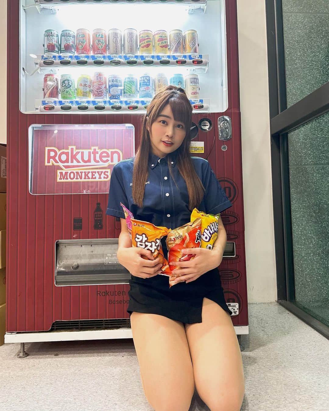 陳伊さんのインスタグラム写真 - (陳伊Instagram)「你的全家店員已上線✨ #手上的零食都是多慧從韓國帶來的 #rakuten販賣機好好拍」5月7日 14時01分 - bobeyiyi