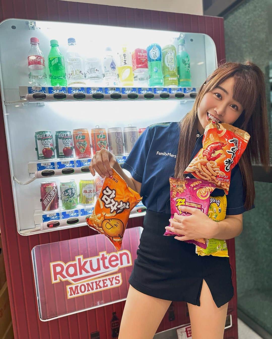 陳伊さんのインスタグラム写真 - (陳伊Instagram)「你的全家店員已上線✨ #手上的零食都是多慧從韓國帶來的 #rakuten販賣機好好拍」5月7日 14時01分 - bobeyiyi