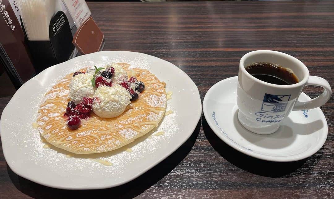のインスタグラム：「いつぞやの喫茶店 #喫茶店 #銀座 #有楽町か？ #とてもやる気のある店員さん #パンケーキはしっとりでうまし #充電できる😊 #ヤーレンズ」