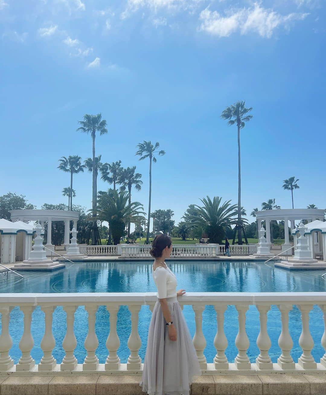 長谷川朋美さんのインスタグラム写真 - (長谷川朋美Instagram)「GWはエクシブ浜名湖へ✨  休みの日はどこも混んでるので どこも行くつもりはなかったのですが、  今回の長いGW何も予定を入れてなかったので それはそれで暇すぎると思い急遽、 #吉方位旅行 でこちらにw  本当はパパさん👨ゴルフしたかったのですが、 急な予約のためとれず。  とても残念がってました。 （9枚目の画像参照🤣）  ゴルフをする人には最高の宿です❣️  あと大きなプールがあるので 子連れの夏休みとかも良さそう😍  久々に2人だけのお泊まり。 ヨーロピアンな雰囲気で素敵でした💓  ラウンジで食べた#あまおう のケーキ（1,600円！）が 最高に美味しかった🍓  し、夜ご飯の和食も好みな感じでした😍  #GW #エクシブ #エクシブ浜名湖 #方位取り #九星気学」5月7日 13時58分 - hasegawa.elena.tomomi