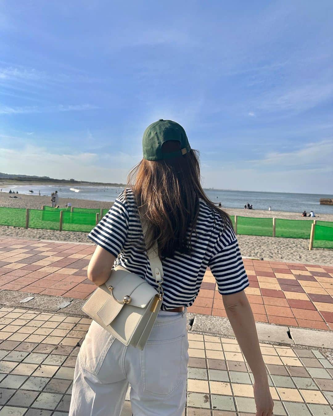 のインスタグラム：「🤸🏻‍♀️🤸🏻‍♀️🤸🏻‍♀️  ゴールデンウィーク 最終日。 明日に備えゆっくりしましょ と言われているよう☔️  ☺︎☺︎☺︎ ___________________________________________  #love #life #loveislove #sea #ocean  #rain #ゴールデンウィーク」