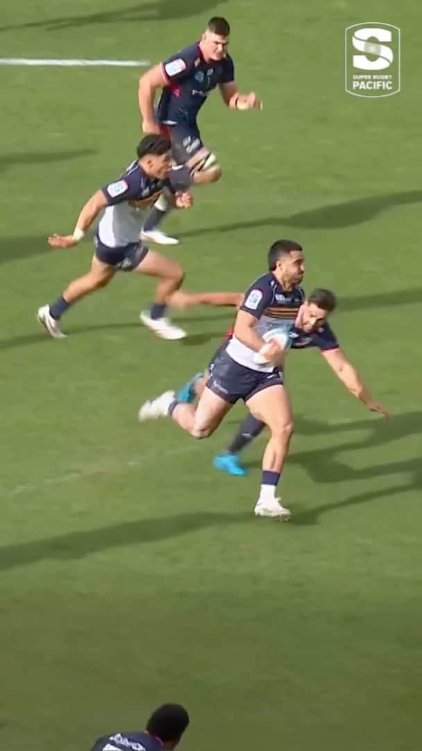 Super Rugbyのインスタグラム：「Elite counter-attack 👌  @t0mwright and @noahlolesio combine for a stunner!  #REBvBRU #SuperRugbyPacific」