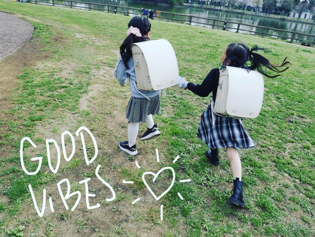 池辺愛さんのインスタグラム写真 - (池辺愛Instagram)「小学校生活が始まってあっという間に1ヶ月。  娘は忘れ物をしまくってます😅 月曜日、上履きを持って行くのを忘れました。 持って行った水筒を持って帰って来るのを忘れました。  火曜日、スペアの水筒を持って行って、２つとも持って帰って来るのを忘れました。  水曜日、「もう水筒はないから喉が渇いたらウォータークーラーのお水を飲んでね。」と言ったら「大丈夫だよ、水筒にまだ残ってるお茶を飲むから。」と言われました😩もう腐っているかもしれないからそれはやめてねと伝えました。 そしてまた、水筒は２つとも忘れて帰ってきました。  木曜日、なんとか水筒を２つ持って教室を出ることができました😆👍 しかし今度は学童に２つとも忘れてきました🫠  金曜日、お友達のママが迎えに行ってくれて、ようやく２つの水筒が家に帰ってきました、とさ。  どんなけ忘れるねんっ😂  でもそんなことは全く気にせず楽しくやってるみたいです☺️まずは楽しく通ってくれれば十分さぁ〜っ😊  それにしても振り返ると親もバタバタの1ヶ月だったな。 新生活スタート、皆様お疲れ様でした✨  p.s.1番仲良しのお友達とランドセルがたまたま一緒だった奇跡😆❤️  #小学校生活　#忘れ物　#水筒の1週間 #ランドセル　 #明日から学校だね」5月7日 14時08分 - aiikebe