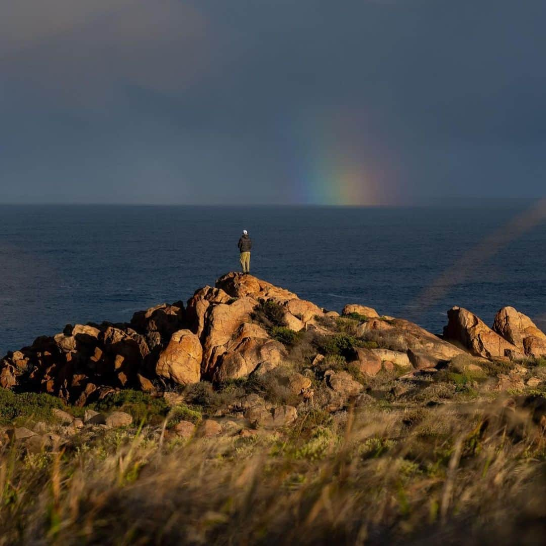 ジョーディ・スミスのインスタグラム：「On the hunt last week in #westaustralia trying to find a few waves. 📷 @tallteef @oneillusa」