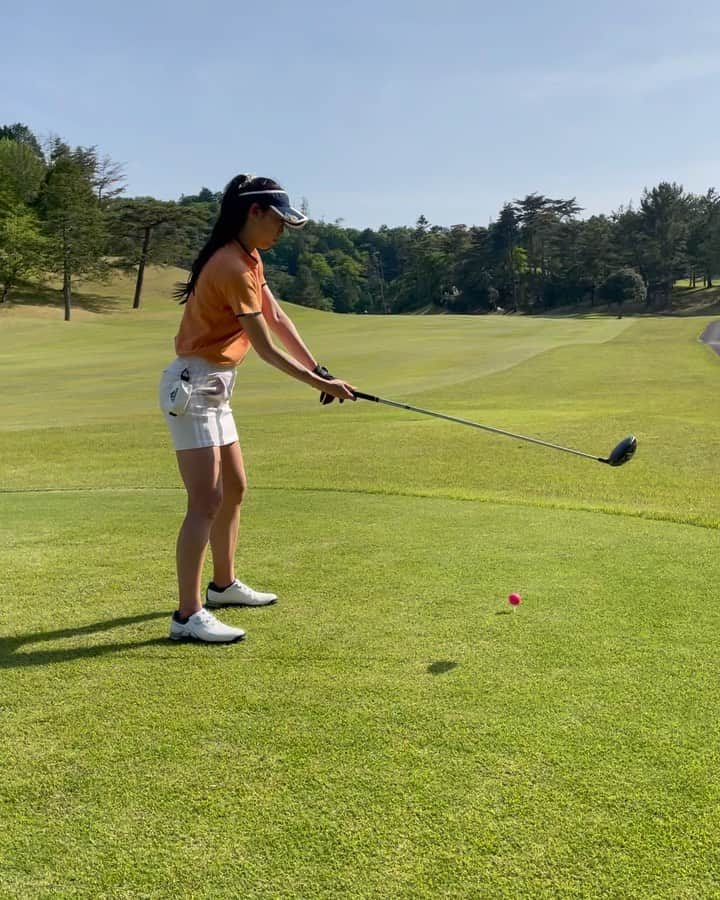 佐藤逸香のインスタグラム：「4月のパパと月一ゴルフ⛳️  とってもきれいなゴルフ場だったし お天気にも恵まれて映え映えの動画が撮れました☀️ 新しいドライバーでかっ飛ばしてきた🏌️‍♀️  スコアはまあまあ良かったのかな（？） お昼ご飯も美味しかったけど、私的にはソフトクリーム食べ放題というのがお気に入りポイント🍦🤭  来月も楽しみ👨🏻⛳️  #益子カントリークラブ #ソフトクリーム食べ放題 #ゴルフ #ゴルフ女子  #adidasgolf #mizuno #PING #asics #SRIXON #taylormadegolf #Paradiso #TaylorMade #munsingwear #descent #スポーツ大好き #スポーツ女子」