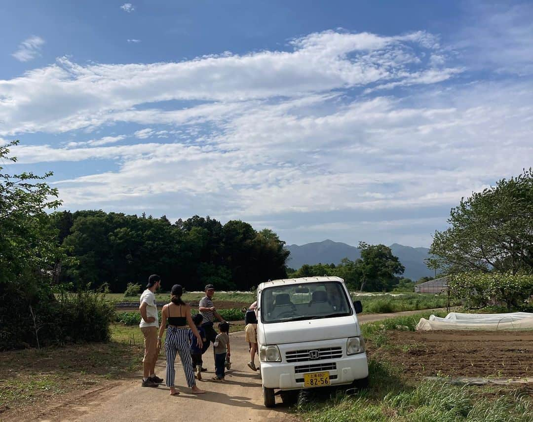 赤坂沙世さんのインスタグラム写真 - (赤坂沙世Instagram)「そよかぜ農園🫧  定期的に訪れているOrganic farm-そよかぜ農園に、みんなで行ってきた🌞✨ここは私の中学校の同級生の、のんのん夫婦がゆっくり丁寧に作り上げてる素敵なファーム🦙そして八郷という土地も本当に美しくて大好き。  みんなでさつまいもときゅうりと茄子の植え付けをして🍆🍠🥒 美味しいご飯を食べて、すっごく楽しかった🥰一日があっという間だったね  ありがとう💛」5月7日 14時16分 - sayoakasaka