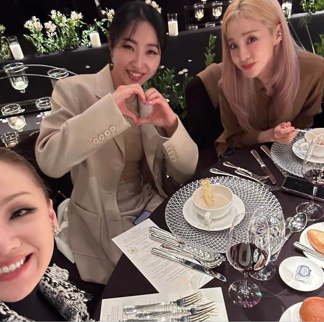 コン・ミンジのインスタグラム：「🖤Forever love🖤 #YGbaby」