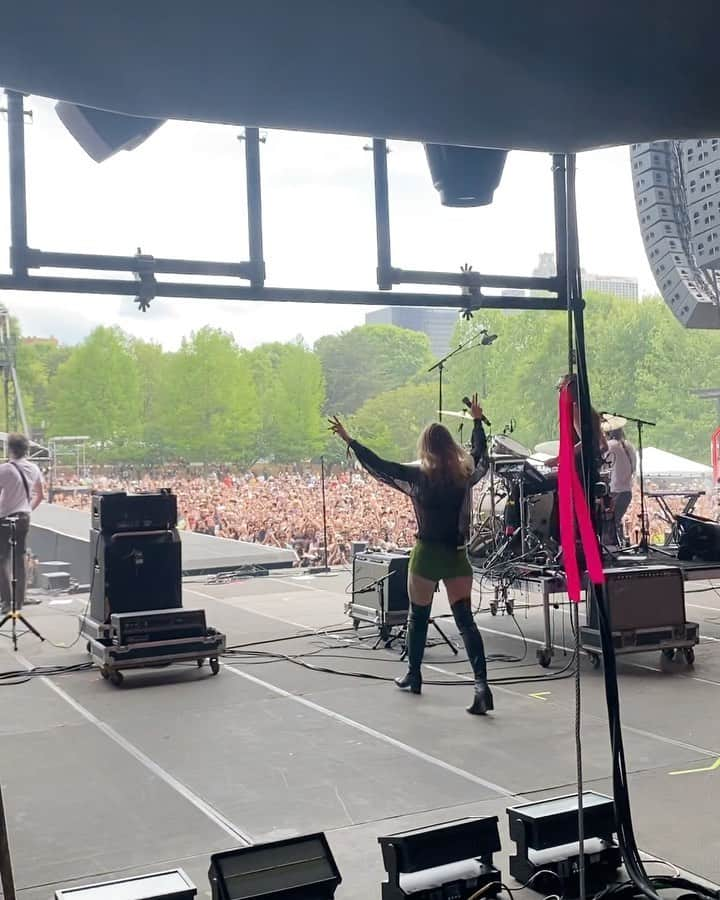 スキ・ウォーターハウスのインスタグラム：「Thank you so much @shakykneesfest for having me come back to play in Atlanta! 2 years ago I played Shaky & it was one of my first ever shows. So happy to come back and play on the 1st anniversary of I Can’t Let Go ♥️ 🎉」