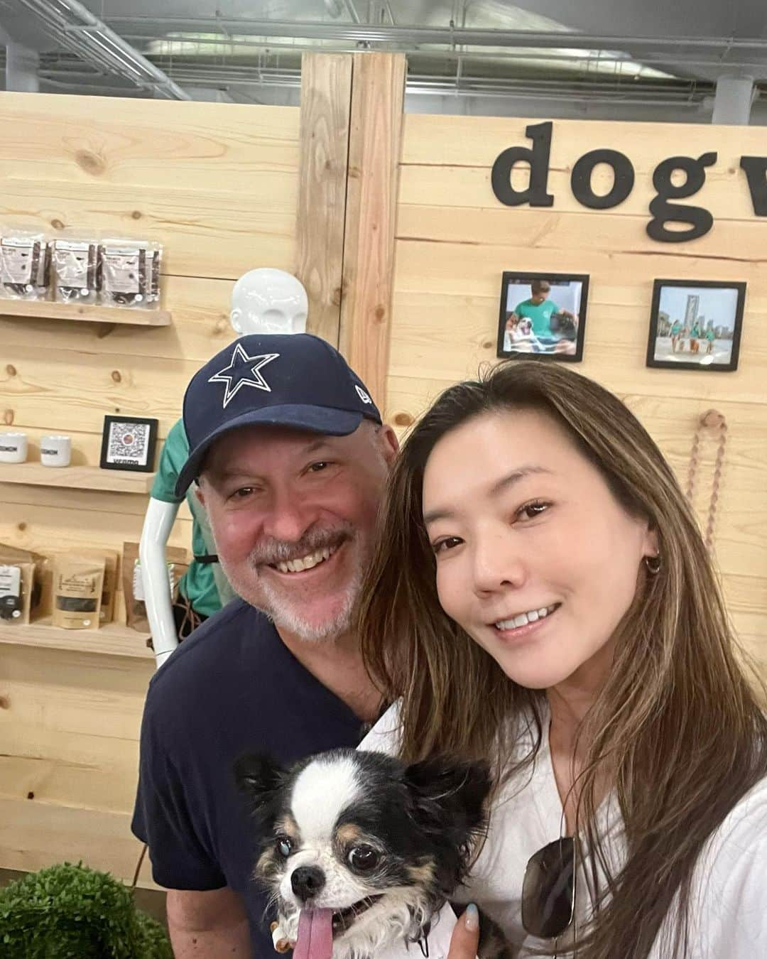 和央ようかさんのインスタグラム写真 - (和央ようかInstagram)「Went to Pet Expo 🐶Big fun for ALL 🐶 Thank u Erin and Pedro 😊  今日はどんどん🐶デー😊 ペットのエクスポ、ハワイ最大のペットのイベントへ🐶 こんなにたくさんの種類のイヌがハワイにいるのかと、びっくり😳  楽しかったね、どんどん🐶😊  #takakoworldstylin🌎 #takakohawaiistylin🏝 #lifestyle #hawaiilife #hawaii #dog #dogexpo #ハワイ#ハワイ生活#dondon🐶 #どんどん🐶#yokawao#和央ようか」5月7日 14時33分 - yokawao0215