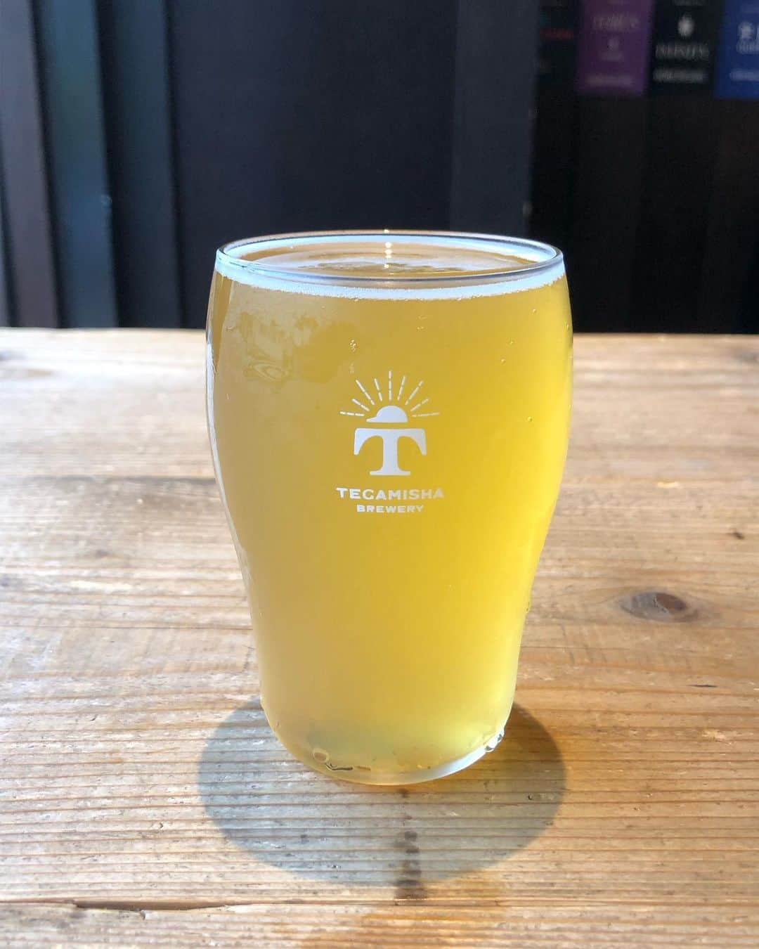 手紙社さんのインスタグラム写真 - (手紙社Instagram)「【TEGAMISHA BREWERY】本日のタップリストはこちら。6、8、13が新規開栓。IPA2種類とペールエールです。昨日はうずまきちゃんソーセージ炭火焼きにお越しいただきありがとうございました。ビールもたくさん飲んでいただきタップリストも変わってきております。生憎の雨模様ですが店内でまったりとビールなどいかがですか。雨の西調布でお待ちしております。  1、Salvation サルベーション（Style:IPA） 醸造所:ライオットビール（世田谷区砧） 柑橘シトラシーアロマにがっつりモルティビターネス感満載！ライオット定番のオールドスクール・パンクロックIPA！  2、FLASHBACK DISCO (is Back!)（Style:Best Coast Double IPA） 醸造所:WEST COAST BREWING（静岡市） 電気グルーヴとのスペシャル静岡コラボレーションVer.2 !!パインやメロンにオレンジキャンディ―を連想させるフレーバーは、後口でパッションフルーツを感じ程よく残る苦みが良いアクセント  3、悪園坂（わるえんざか）Irish Red Ale（Style:Irish Red Ale） 醸造所:カンパイ!ブルーイング（文京区関口） モルトの甘い香り、弱い炭酸で柔らかな口あたり、ミディアムボディでホップの苦味やフレーバーは控えめ  4、BONTEN IPA（Style:IPA） 醸造所:  うちゅうブルーイング（北杜市） スッキリだけど濃いうちゅう、BONTENを表現するために新しい醸造方法をしました。麦芽、酵母、ホップの全てがバランスよく輝くように。オレンジマンゴーパッションコットンキャンディ！！！  5、Sharp Shooter Session IPA（Style:セッションIPA） 醸造所:Anglo Japanese Brewing（野沢温泉） ジューシーさ満載！クラシックなNE IPAのパンチがありながらアルコールは5%でめちゃくちゃ飲みやすい  6、Aromatic four アロマティックフォー（Style:IPA） 醸造所:Mountain River Brewery（杉並区久我山） ココナッツやメロン、マンゴーのようなトロピカルな香り、後からグレープフルーツのような柑橘香が香り、口に含むと果実をかじったかのような味わいで後味にしっかりとした苦味  7、竜吟の滝IPA（Style: IPA） 醸造所: カマドブルワリー（瑞浪市） カスケードの柑橘、松のアロマ、爽やかな苦味で、 釜戸町にある「竜吟の滝」の爽やかさ、強さを表現  8、Zuppado - SMaSH Pale Ale（Style:SMaSH Pale Ale） 醸造所:Be Easy Brewing（弘前市） 1種類のモルトと１種類のHopで醸造するSMaSH!どこか落ちついてる雰囲気が感じられすっきりフルーティーで最初の１杯から最後の１杯まで飽きずに飲める  9、【限定醸造】スタウト（Style:スタウト） 醸造所:宮崎ひでじビール（延岡市） 焦がし麦のほろ苦さとエスプレッソコーヒーのようなアロマ漂い、濃厚でありながら喉越しはスムーズで香り高く濃厚なスタウト  10、クラシック（Style:ドルトムンダー）  醸造所: ベアレン醸造所（盛岡市）　 コクと苦みのバランスが良く、ドイツでもっともビール生産量の多い街ドルトムントの本格的ドイツスタイルのラガービール  11、雑穀ヴァイツェン　ver春夏（Style:ヴァイツェン） 醸造所:麦雑穀工房（埼玉県小川町） 軽やかでまろやかな口あたりと滋味あふれる味わいが特徴のオリジナルヴァイツェンのライトカラーな春夏バージョン  12、Jolly Tiger（Style:フルーツブロンドエール） 醸造所:Anglo Japanese Brewing（野沢温泉）　 グレープフルーツがほのかに香る、フルーティで程よい苦み、爽快なキレで後味スッキリ。天気の良い日にゴクゴク飲みたくなる味わい  13、Hoya Boya（Style:ヘイジーIPA） 醸造所:BLACK TIDE BREWING（気仙沼市）　 Mosaicシングルホップで苦味を抑えトロピカルなフレーバーが存分に楽しめるヘイジーIPA  TEGAMISHA BREWERY 〈定休日〉 火（火が祝日の場合は営業し翌日が振替休業となります） 東京都調布市下石原2-6-14　ラ・メゾン1階 tel　042-444-0660　  #TEGAMISHABREWERY #手紙舎 #クラフトビール #ライオットビール #WESTCOASTBREWING #カンパイブルーイング #うちゅうブルーイング #MountainRiverBrewery #カマドブルワリー #BeEasyBrewing #宮崎ひでじビール #ベアレン醸造所 #麦雑穀工房 #AngloJapaneseBrewing #BLACKTIDEBREWING #調布グルメ #調布でクラフトビールが飲める店 #西調布グルメ #クラフトビール好き #クラフトビール愛好家 #土日祝日は昼から飲めるお店 #クラフトビール部 #クラフトビールのお店 #HoyaBoya」5月7日 14時37分 - tegamisha