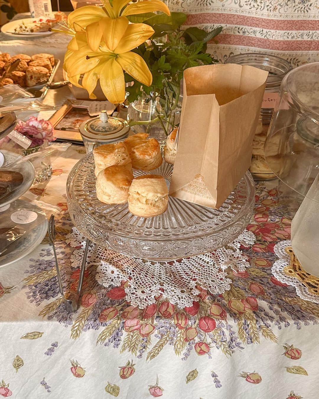 のインスタグラム：「Scone..  スコーンがご自慢のカフェ☕️ メイド姿のスタッフさんたちにもトキめきながらのティータイムをすごせるの🫶🏻  次回はカレーも食べてみたい🍛😌🤍  #新宿カフェ #新宿グルメ #新宿ランチ #四ッ谷カフェ #四ッ谷グルメ #四ッ谷ランチ #メイドさん #隠れ家カフェ」