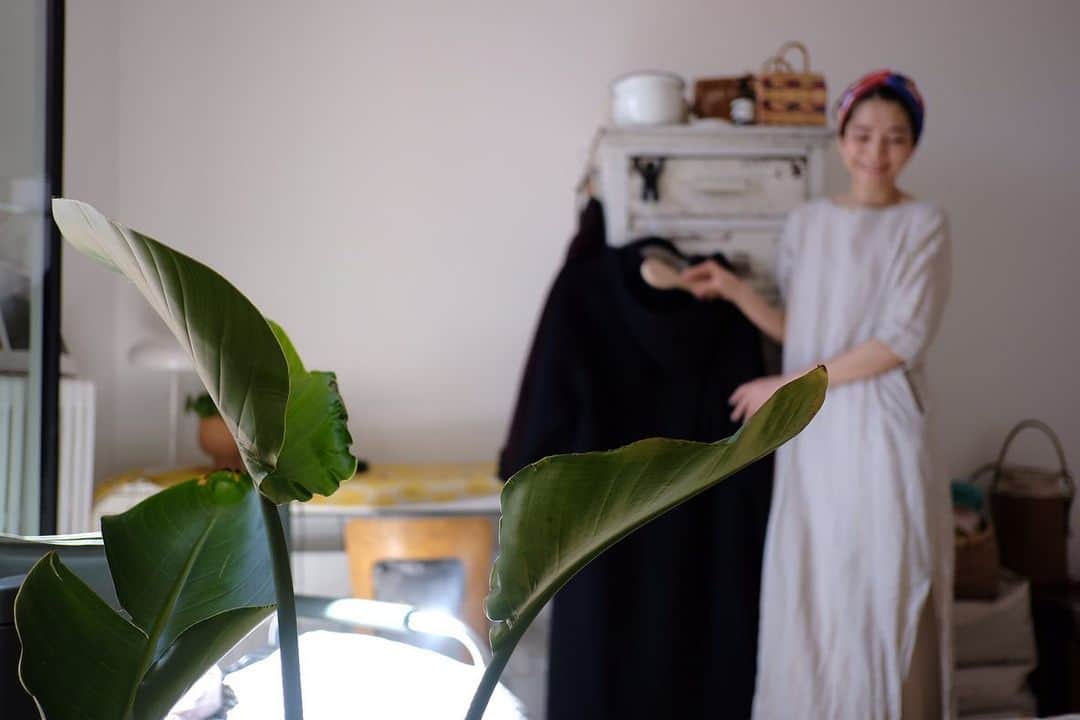 米田有希さんのインスタグラム写真 - (米田有希Instagram)「YouTubeに新しい動画をアップしました！ ストーリー、ハイライト、プロフィールのリンクから飛べます🕊  5月の始まり、過ごしやすい気候で大好きです。 ようやく冬用のコートもクリーニングに出す準備。 使っている毛玉取りブラシは浅草のアートブラシさんのものでずっと愛用しています。 洋服の生地を痛めないのでおすすめです！  そしてリクエストいただいた先日の動画で作っていたレアチーズケーキのレシピ、海外に売っているものだけで作るバラちらしのお話など。  のんびり動画、のんびり時間のお供に良ければご覧ください🥰  【動画で着用のお洋服等】 ベージュのワンピース @omas_hande  頭に巻いたスカーフ @sforshoko   赤とネイビーのボーダーTシャツ @saintjames  白のオーバーオール @nest_robe」5月7日 14時42分 - akiyoneda