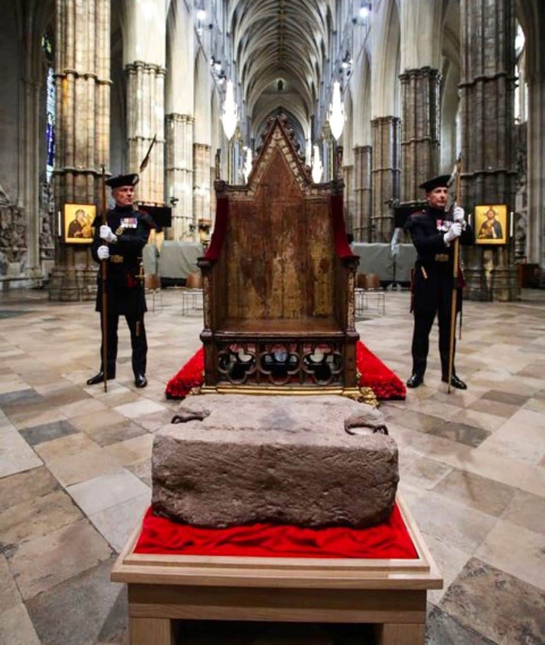 ディーゲ&スキナーのインスタグラム：「Great to see the Coronation of King Charles III and Queen Camila.The whole team has been involved with sewing on new badges and buttons, constructing new and refreshing old uniforms for members of the armed forces plus dressing members of the Royal Family.」