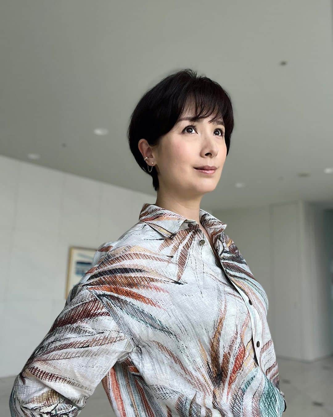 野村真季のインスタグラム：「ANNニュース 着用衣装  1〜3枚目 5/6 朝ニュース/昼ニュース  4〜7枚目 5/3 午後ニュース  8〜10枚目 5/2 午後ニュース  #テレビ朝日 #アナウンサー #アナウンサー衣装 #ootd #40代コーデ #40代ファッション #50代ファッション #大人コーデ #大人ファッション  #野村真季」