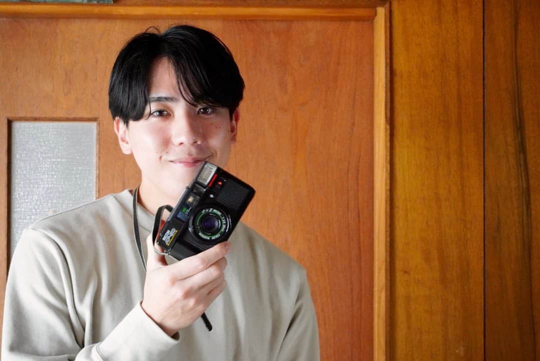 鎌田詩温のインスタグラム：「良いカメラで撮ってもらうと盛れるということに気づきました📷  ちなみに手に持ってるのはおふるのフィルムカメラ🎞  #目指せ #カメラ男子 #📷  #二重顎 #カメラで隠してます  #ricoh #filmcamera  #gw #fin」