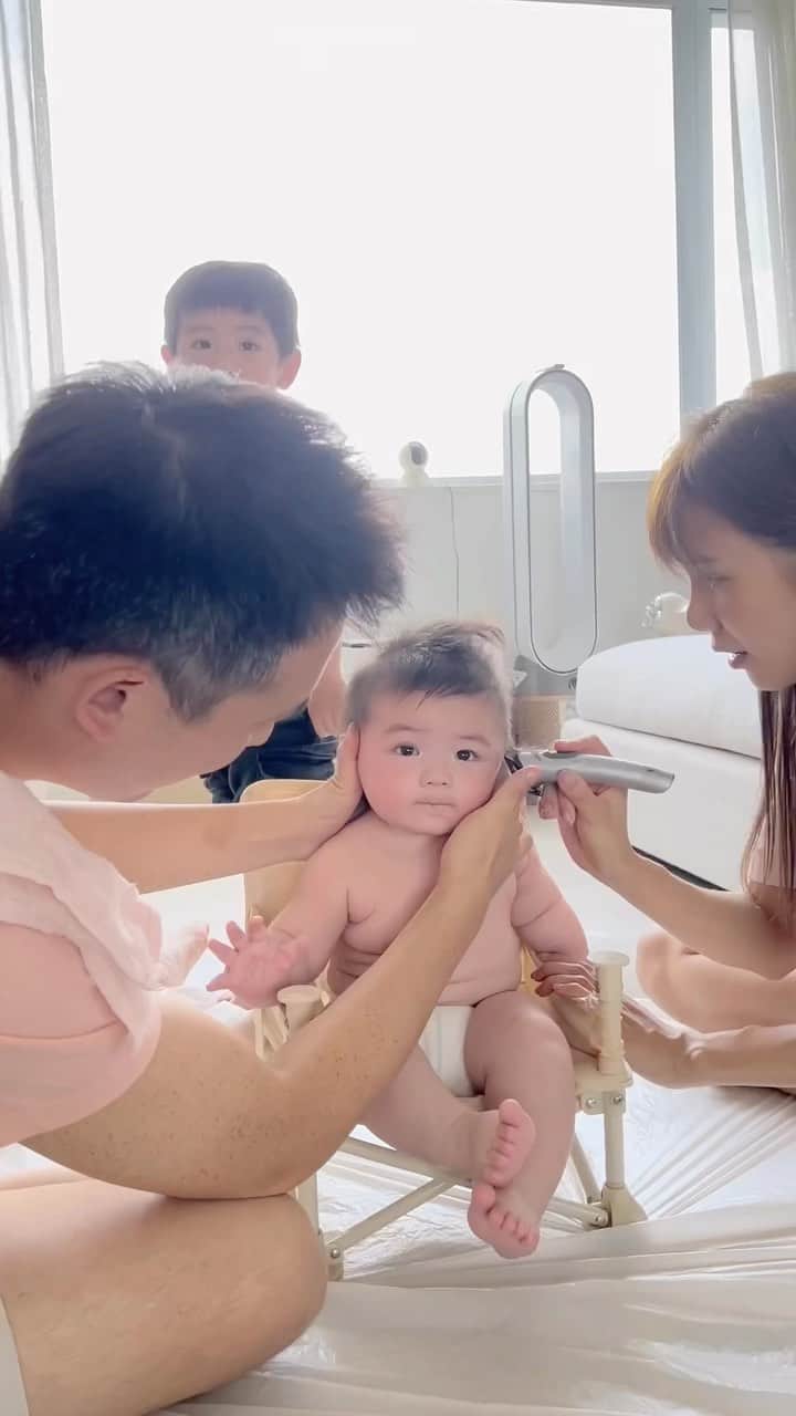 Elva Niのインスタグラム：「Weekend activity: First hair cut for baby Evren👶🏻 #5m18d  #一休哥又出現了」