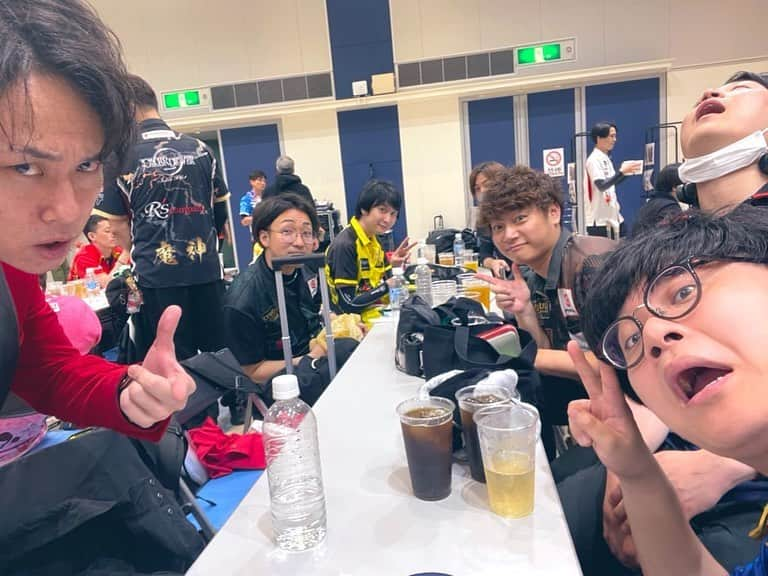 西村ヒロチョのインスタグラム：「プロになって初めてダーツの大会に参戦してきました🎯 結果はボコボコでしたがこの経験値はレベルアップに繋がるはず！ 応援していただいた方ありがとうございました✨  #西村ヒロチョ #ロマンティック #ダーツ #PERFECT #この後ライブ #つかれた〜 #アォッ」