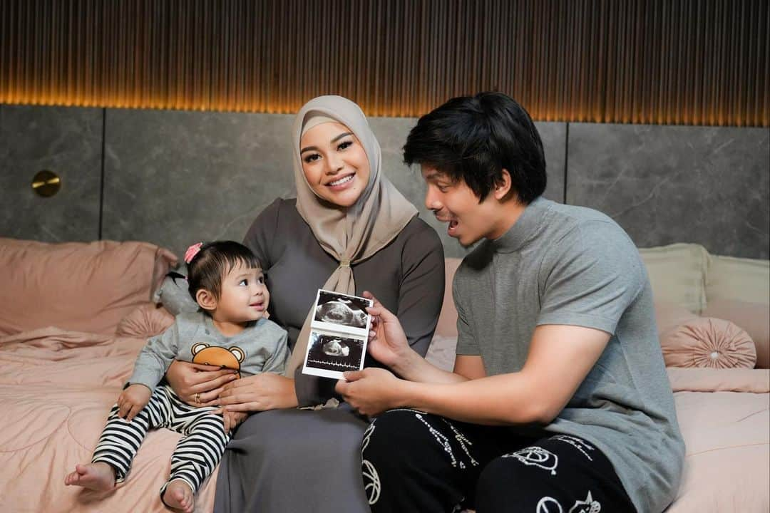 Aurelさんのインスタグラム写真 - (AurelInstagram)「Merinding... Ameena Punya Ade!!!! Alhamdulillah ya Allahhh.. Dari berdua jadi bertiga, Dan sekarang akan jadi berempat.  Doain Ibu dan bainya sehat terus ya..... (kandungannya menuju 4 bulan)  @sensitif_id #YourPregnancyPartner #SensitifMoment #mysensitifjourney」5月7日 15時13分 - aurelie.hermansyah