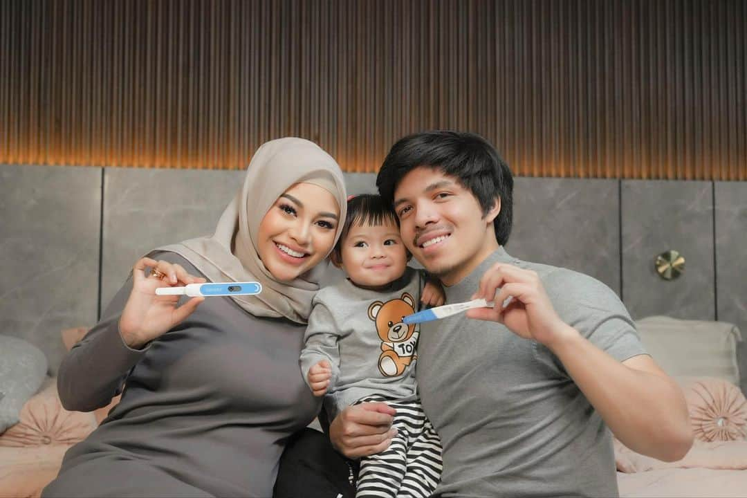 Aurelさんのインスタグラム写真 - (AurelInstagram)「Merinding... Ameena Punya Ade!!!! Alhamdulillah ya Allahhh.. Dari berdua jadi bertiga, Dan sekarang akan jadi berempat.  Doain Ibu dan bainya sehat terus ya..... (kandungannya menuju 4 bulan)  @sensitif_id #YourPregnancyPartner #SensitifMoment #mysensitifjourney」5月7日 15時13分 - aurelie.hermansyah