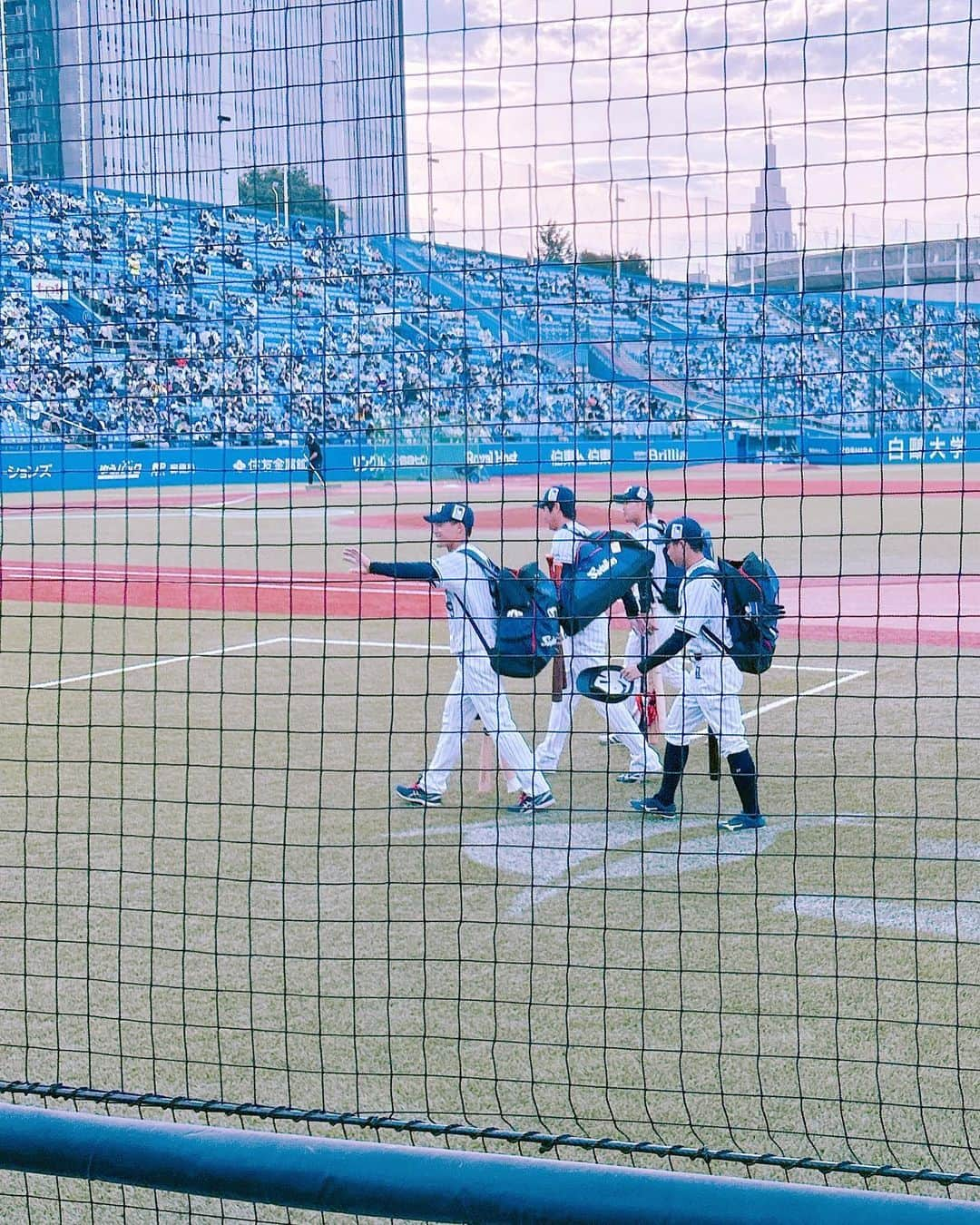 satomiさんのインスタグラム写真 - (satomiInstagram)「⚾️🏟️🌪️🌀 ・ 横浜強し！風強し🌀 ・ 今日はお気に入り席見つけた💺 一塁側の1番前神席🤍 ・ 今日も行く予定だったのに🥹 ・ オスナケバブ、サンタナポテト、チーズドッグ食べました🤍  ・ #横浜denaベイスターズ  #denaベイスターズ #ベイスターズ女子  #ベイスターズファンと繋がりたい  #野球 #野球女子 #野球観戦  #プロ野球 #スポーツ  #スポーツ女子 #ヤクルトスワローズ #東京ヤクルトスワローズ #神宮球場 #球場グルメ #フライドポテト #チーズドッグ #🍟 #唐揚げ #オスナ #サンタナ #神宮グルメ」5月7日 15時18分 - saatoomii47