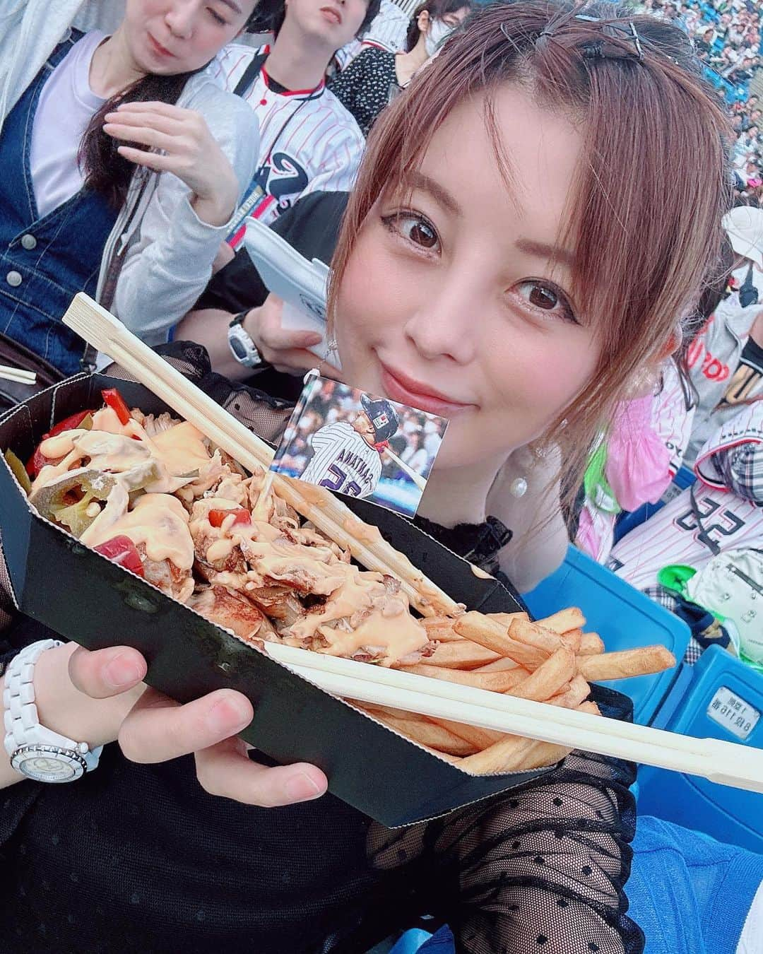 satomiさんのインスタグラム写真 - (satomiInstagram)「⚾️🏟️🌪️🌀 ・ 横浜強し！風強し🌀 ・ 今日はお気に入り席見つけた💺 一塁側の1番前神席🤍 ・ 今日も行く予定だったのに🥹 ・ オスナケバブ、サンタナポテト、チーズドッグ食べました🤍  ・ #横浜denaベイスターズ  #denaベイスターズ #ベイスターズ女子  #ベイスターズファンと繋がりたい  #野球 #野球女子 #野球観戦  #プロ野球 #スポーツ  #スポーツ女子 #ヤクルトスワローズ #東京ヤクルトスワローズ #神宮球場 #球場グルメ #フライドポテト #チーズドッグ #🍟 #唐揚げ #オスナ #サンタナ #神宮グルメ」5月7日 15時18分 - saatoomii47