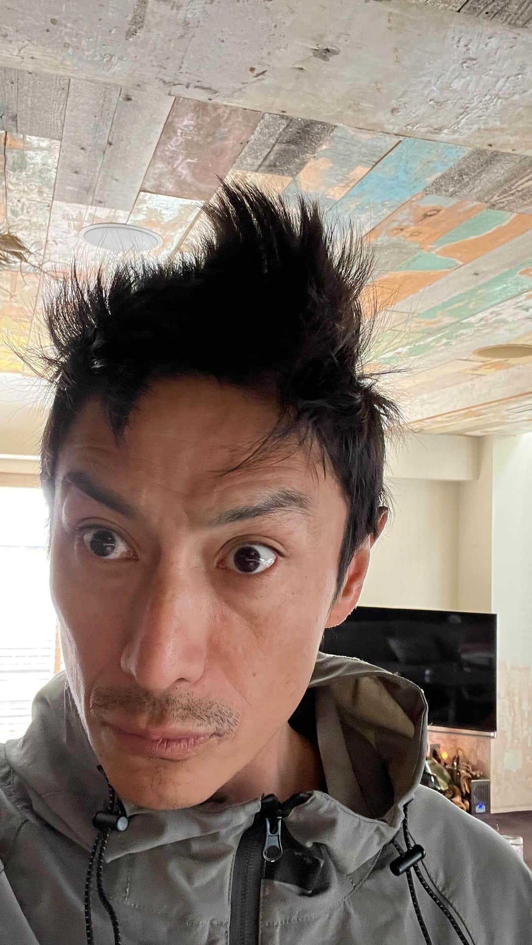 伊勢谷友介のインスタグラム：「朝、割れんばかりのパキパキの波を想起させる寝癖が！ んだもんで、ソファに座ってPuerto Escondido の極上の波に乗って、家の近くの蕎麦吉法師さんで鴨せいろ食べてトレーニングしましたって言う1日を編集してみた。 仕事の中休みは、GWの海も混んでるし、怪我できないんで、ゲームで我慢。身体動いてないから、運動してと。。。 こんな風に過ごしましたとさ！」