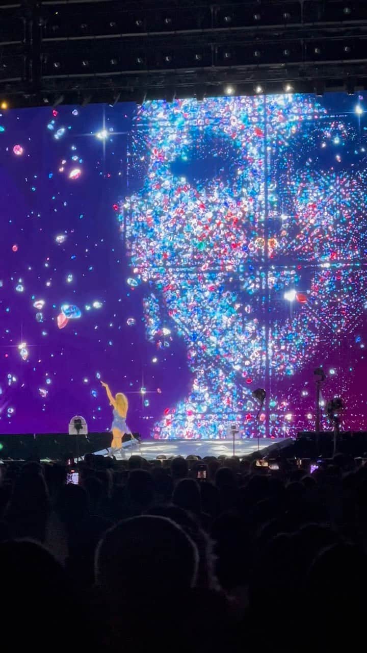 リース・ウィザースプーンのインスタグラム：「What a night to remember ! @taylorswift in front of 70,000 incredible fans ✨The stellar song choices , inspired choreography, other-worldly art design ... an  incredible night to dance, sing and feel so much JOY .. thank you @taylorswift and the whole ERAS tour team for shining so bright tonight ✨💫⭐️」