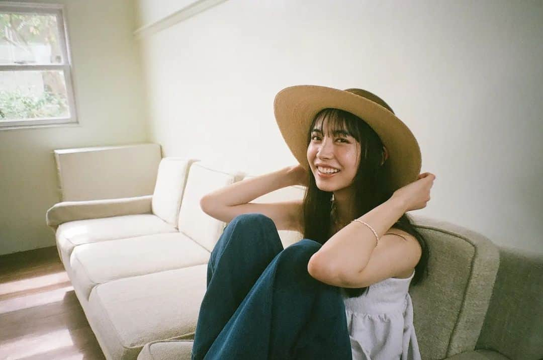 井桁弘恵さんのインスタグラム写真 - (井桁弘恵Instagram)「@spickandspan_jp  コラボアイテム撮影のオフショット🌷  デニムはシルエットは大きいけど ハイウエストにして、ウエストも調整できるようにしました！ そしてデニムにもシャツにも 井桁の刺繍、入ってます☺️」5月7日 15時36分 - igetahiroe23