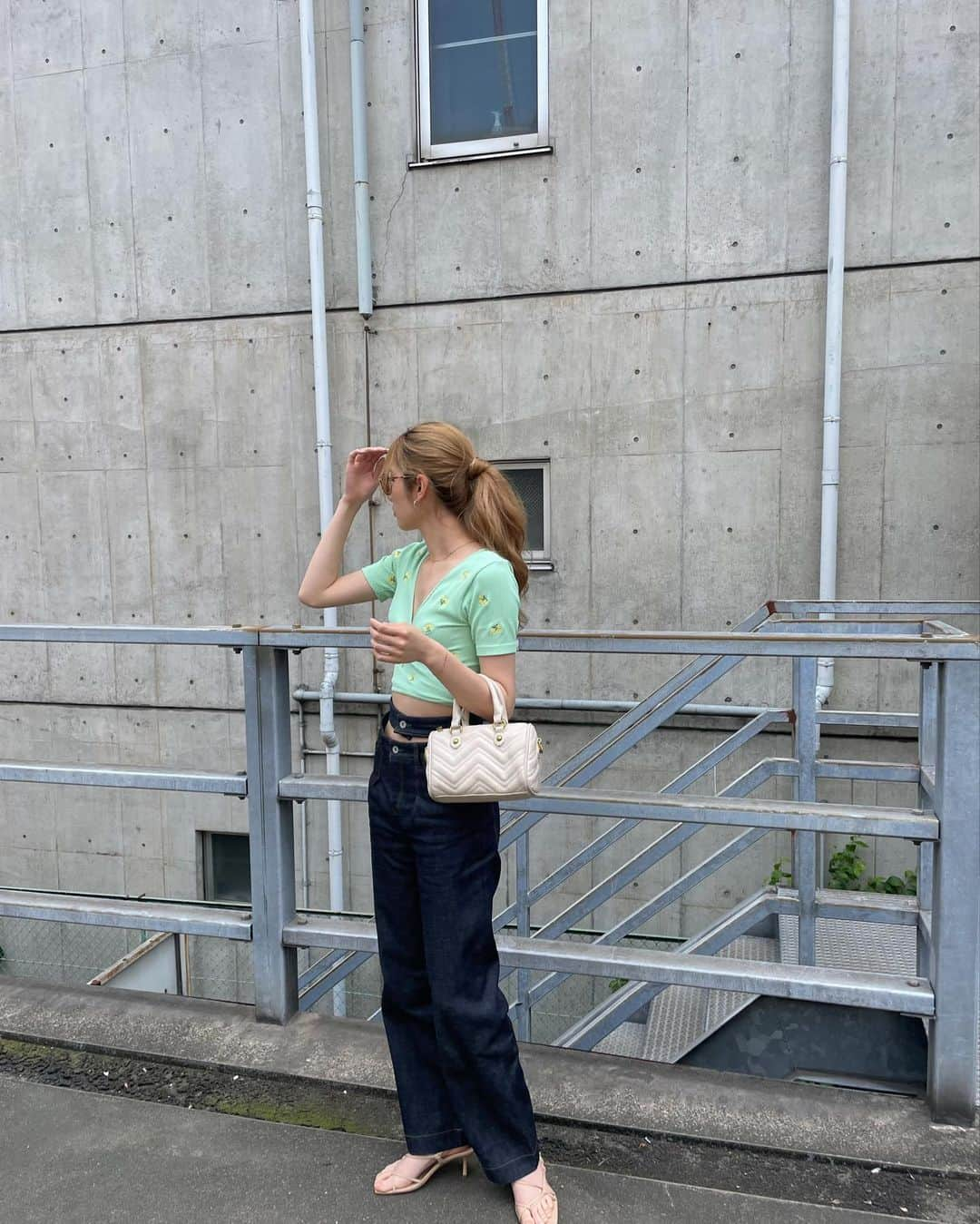 宮瀬いとのインスタグラム：「・  👱🏻‍♀️💚  可愛すぎるデザインでお気に入りのデニム👖 タグ付けしたよ ▶︎ ▶︎  #PR #eenie」