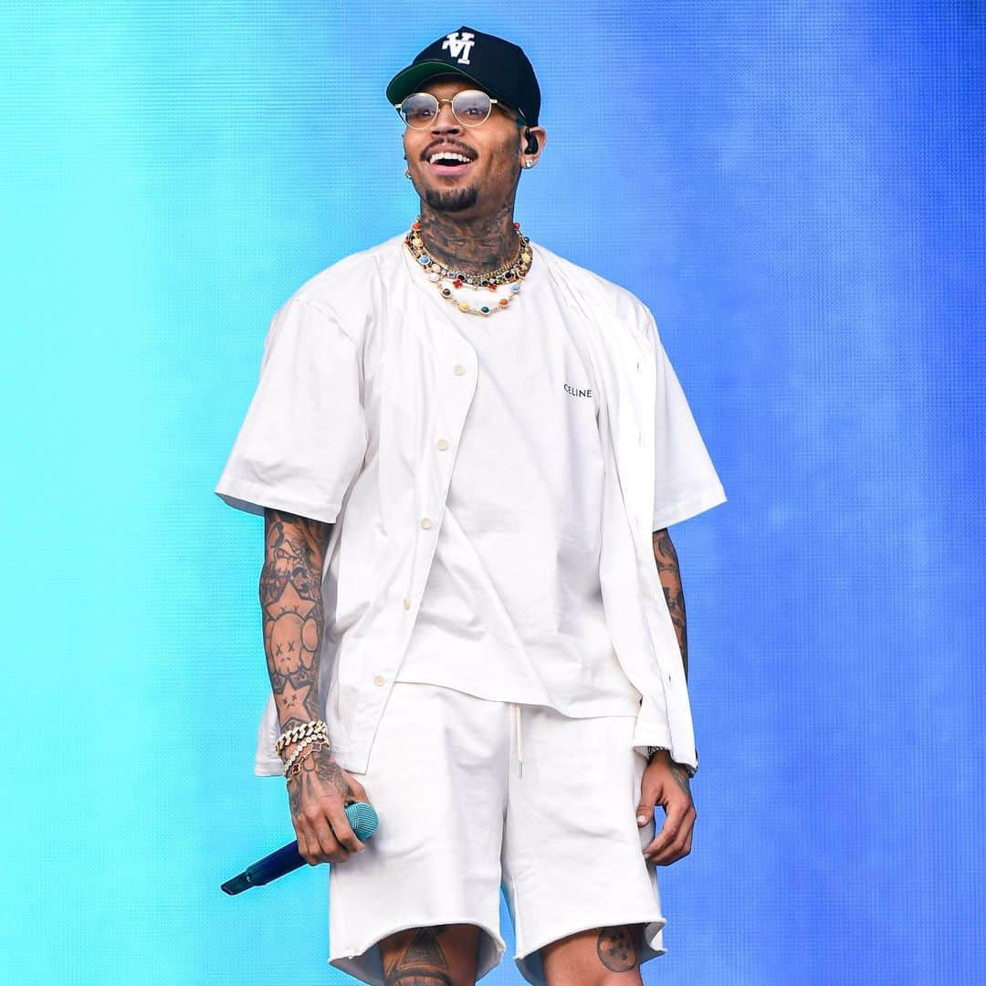 Just Jaredさんのインスタグラム写真 - (Just JaredInstagram)「Usher and Chris Brown took the stage at the Lovers & Friends Music Festival in Las Vegas tonight amid reports that they got into a physical altercation yesterday. We've got updated details on JustJared.com. #Usher #ChrisBrown Photos: Getty」5月7日 15時32分 - justjared