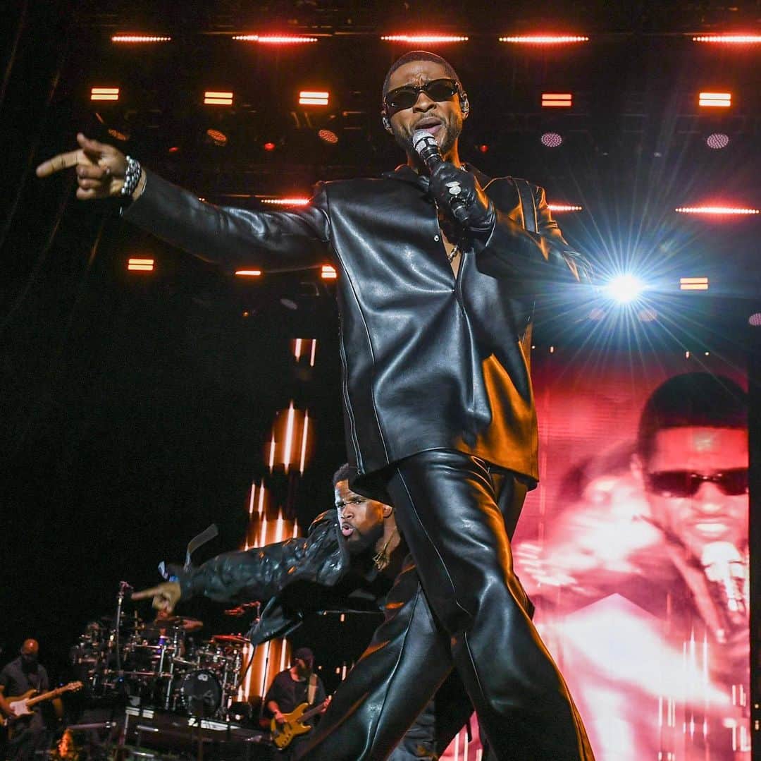 Just Jaredさんのインスタグラム写真 - (Just JaredInstagram)「Usher and Chris Brown took the stage at the Lovers & Friends Music Festival in Las Vegas tonight amid reports that they got into a physical altercation yesterday. We've got updated details on JustJared.com. #Usher #ChrisBrown Photos: Getty」5月7日 15時32分 - justjared