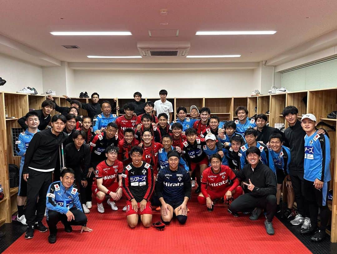 ROASSO KUMAMOTOさんのインスタグラム写真 - (ROASSO KUMAMOTOInstagram)「【5/7甲府戦】 #ロアッ熊本 GW3連戦3戦目はホーム戦🔥 雨☔️のなか応援ありがとうございます！ 前半35分 #石川大地 選手のゴールで先制、後半40分に粟飯原選手が退場となり10人となるも42分に石川選手が本日2点目のゴールを決め、2-0無失点勝利、2連勝となりました。 本日も勝利の笑顔をお届けします😊」5月7日 15時35分 - roassokumamoto_official