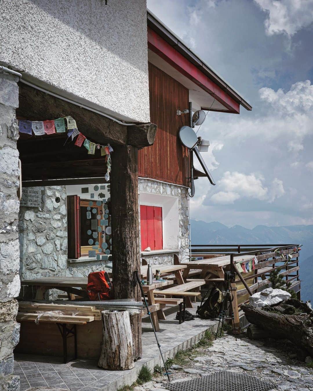 石川直樹さんのインスタグラム写真 - (石川直樹Instagram)「#AlpiOrobie Fieldwork, #RifugioAlbani, #Italy. オロビエ・アルプスは、歴史ある#山小屋 の文化と共にある。いつか山小屋を辿りながら縦走し、オロビエを一周してみたい。 五色の祈祷旗#タルチョ を見てヒマラヤに思いが飛んだ。祈りよ、届け。 . #lombardia#provinciabergamo#orobiebergamasche#Orobie#inlombardia  Thank you for @accademia_carrara @cai.bergamo」5月7日 15時37分 - straightree8848