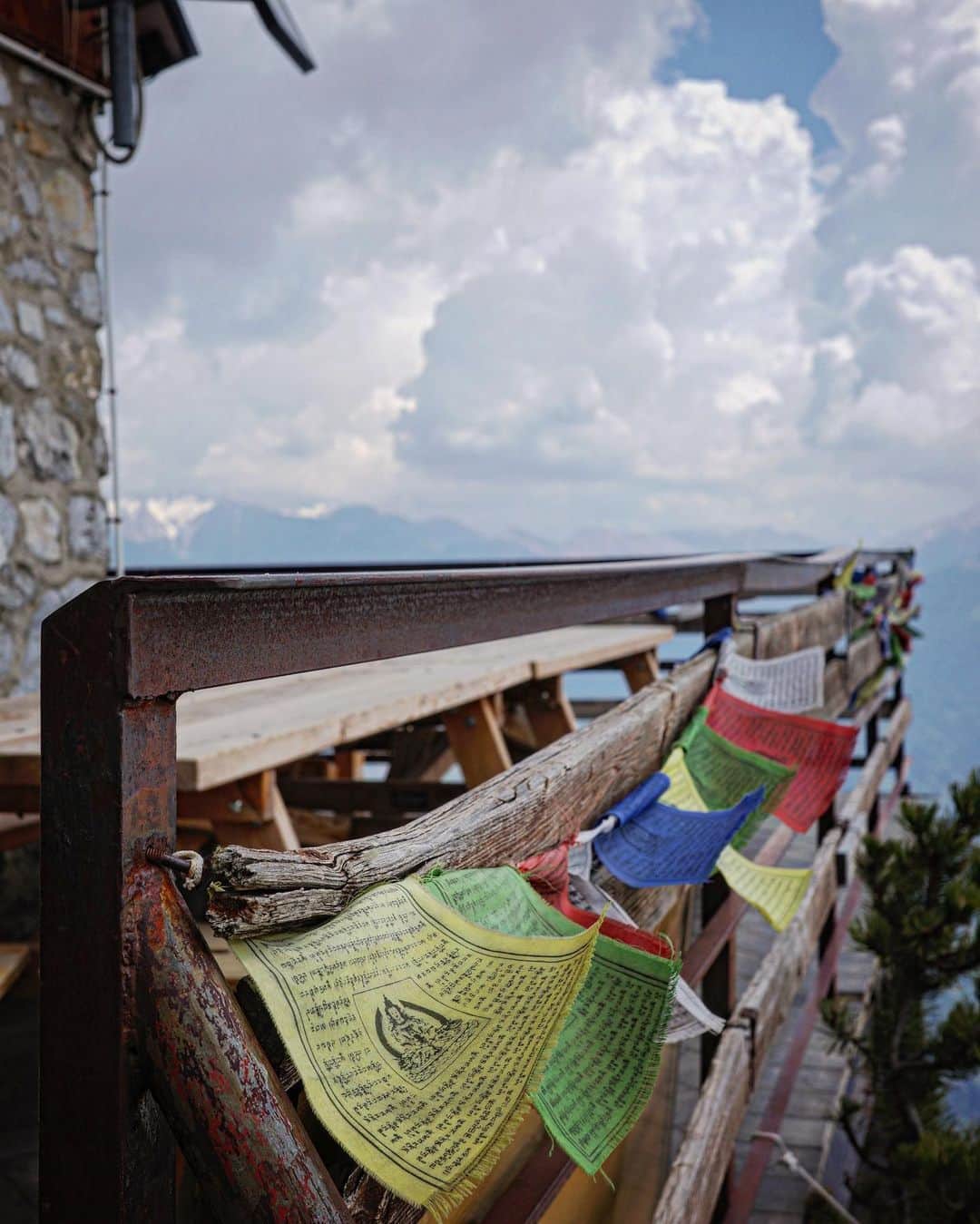 石川直樹さんのインスタグラム写真 - (石川直樹Instagram)「#AlpiOrobie Fieldwork, #RifugioAlbani, #Italy. オロビエ・アルプスは、歴史ある#山小屋 の文化と共にある。いつか山小屋を辿りながら縦走し、オロビエを一周してみたい。 五色の祈祷旗#タルチョ を見てヒマラヤに思いが飛んだ。祈りよ、届け。 . #lombardia#provinciabergamo#orobiebergamasche#Orobie#inlombardia  Thank you for @accademia_carrara @cai.bergamo」5月7日 15時37分 - straightree8848