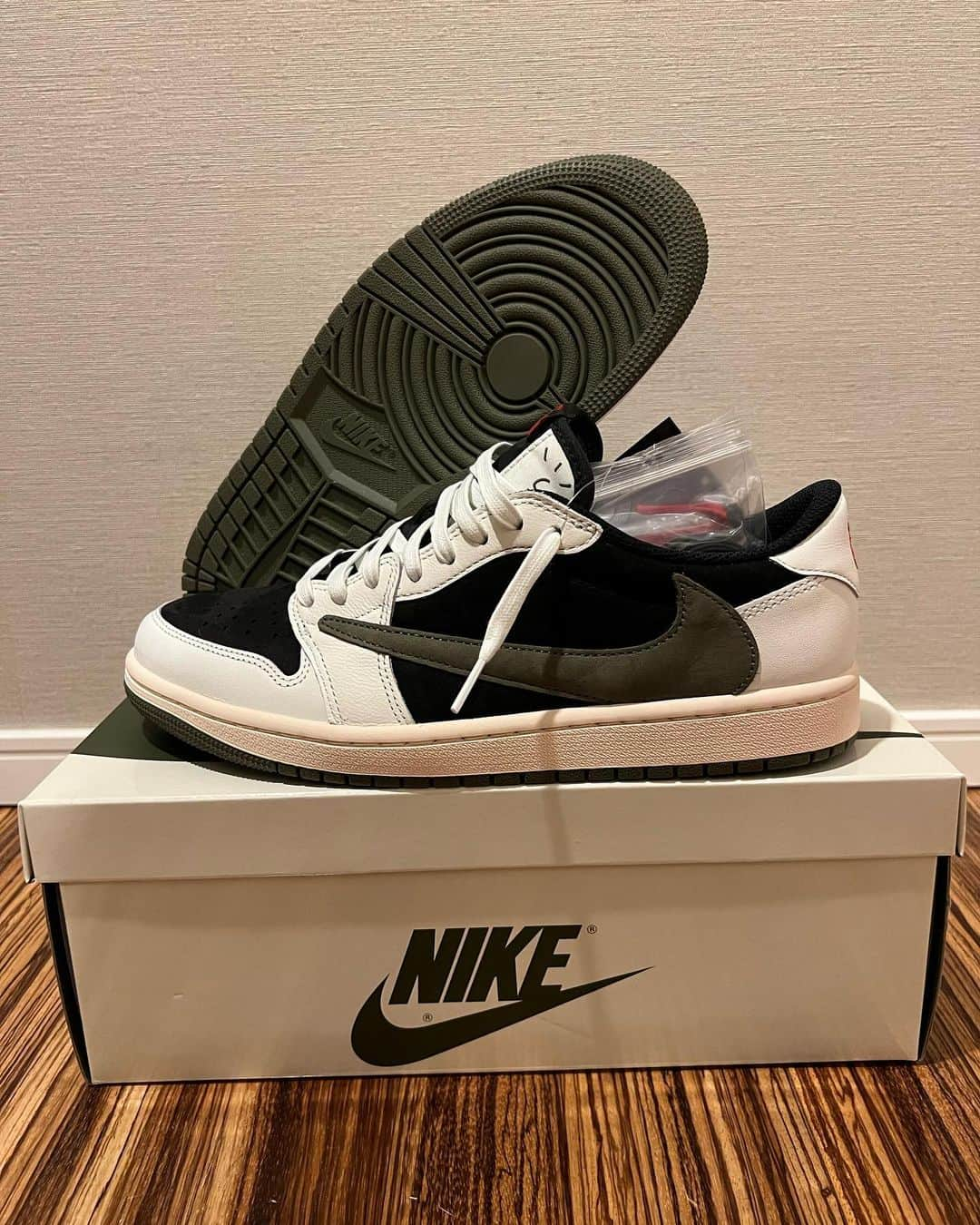 岩本煌史さんのインスタグラム写真 - (岩本煌史Instagram)「got new kicks!!  TRAVIS SCOTT × NIKE WMNS AIR JORDAN 1 LOW OG "MEDIUM OLIVE"  #nike #ナイキ #aj1 #airjordan1 #airjordan1low #エアジョーダン1 #nikejordan1 #airjordan1travisscott #mediumolive #michaeljordan #マイケルジョーダン #travisscott #トラヴィススコット #tokyo23 #抽選販売 #当選 #prowrestler #プロレスラー #prowrestling #プロレス #三重県 #桑名市 #出身 #岩本煌史 #sneaker #スニーカー #スニーカー大好き #足元倶楽部 #スニーカーヘッズ」5月7日 15時39分 - koji_iwamoto