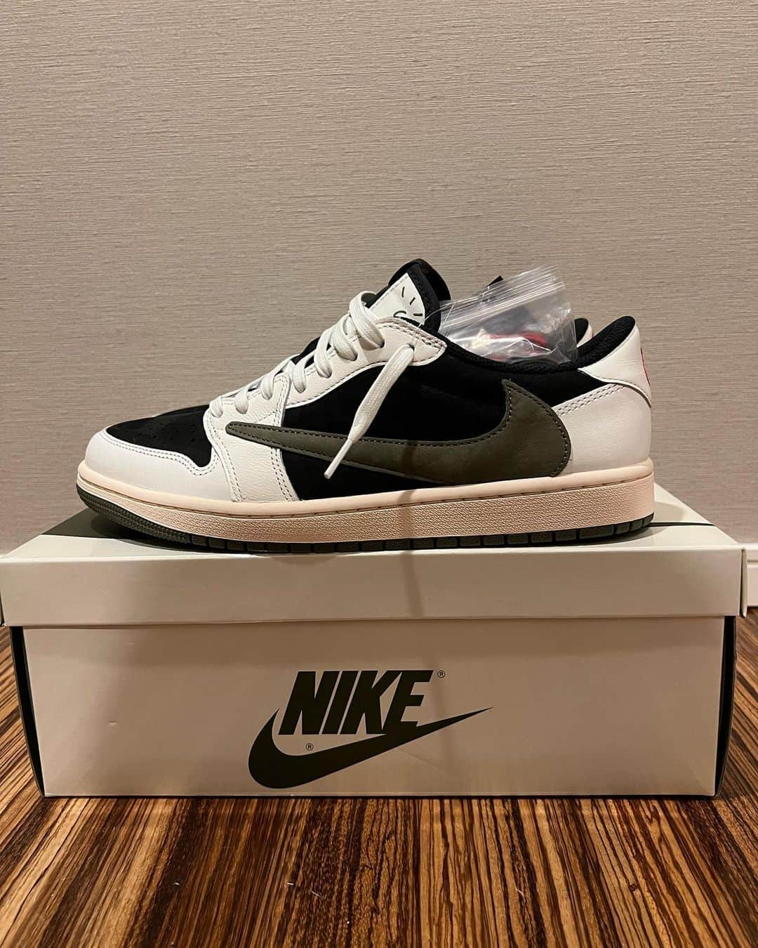 岩本煌史さんのインスタグラム写真 - (岩本煌史Instagram)「got new kicks!!  TRAVIS SCOTT × NIKE WMNS AIR JORDAN 1 LOW OG "MEDIUM OLIVE"  #nike #ナイキ #aj1 #airjordan1 #airjordan1low #エアジョーダン1 #nikejordan1 #airjordan1travisscott #mediumolive #michaeljordan #マイケルジョーダン #travisscott #トラヴィススコット #tokyo23 #抽選販売 #当選 #prowrestler #プロレスラー #prowrestling #プロレス #三重県 #桑名市 #出身 #岩本煌史 #sneaker #スニーカー #スニーカー大好き #足元倶楽部 #スニーカーヘッズ」5月7日 15時39分 - koji_iwamoto