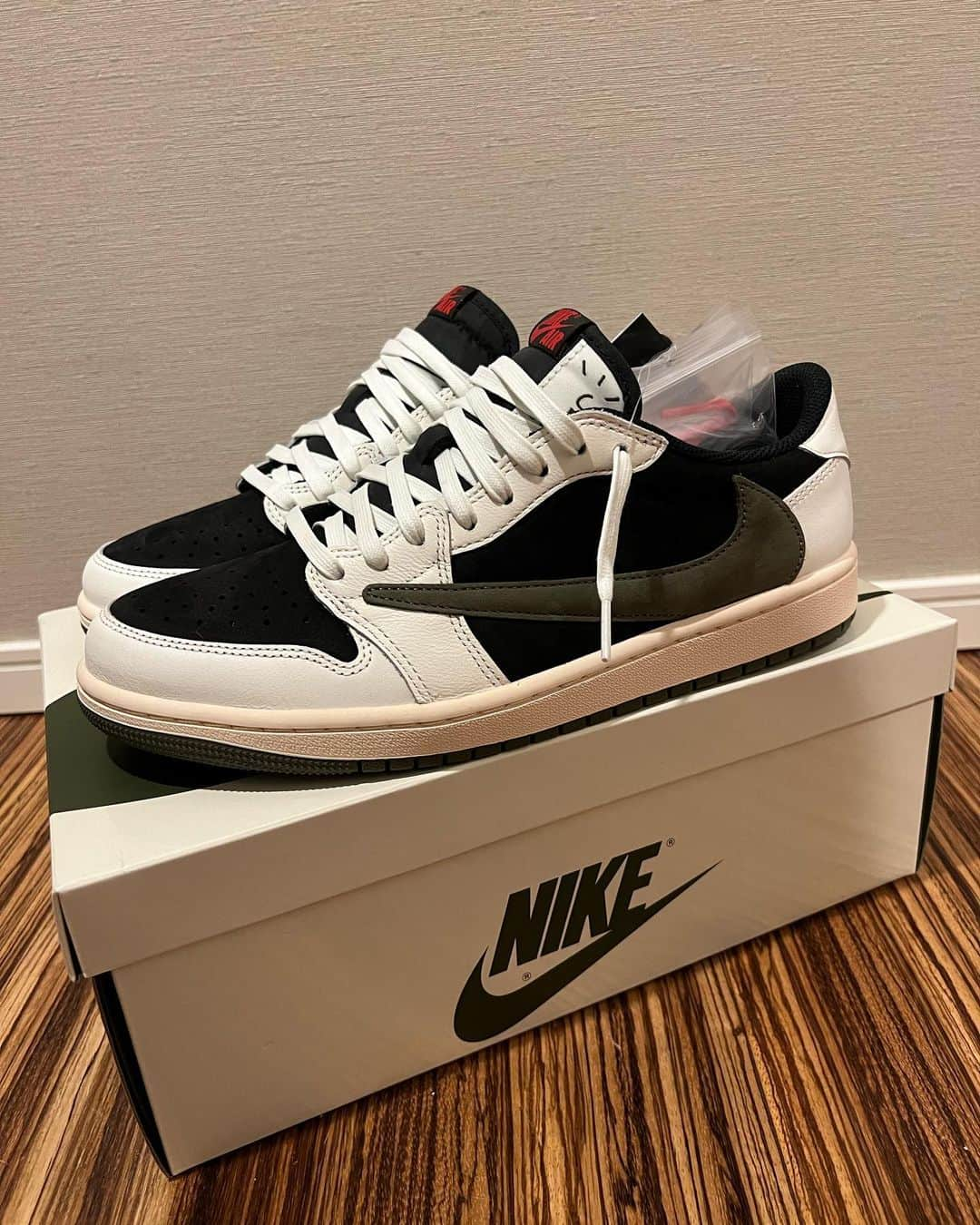 岩本煌史のインスタグラム：「got new kicks!!  TRAVIS SCOTT × NIKE WMNS AIR JORDAN 1 LOW OG "MEDIUM OLIVE"  #nike #ナイキ #aj1 #airjordan1 #airjordan1low #エアジョーダン1 #nikejordan1 #airjordan1travisscott #mediumolive #michaeljordan #マイケルジョーダン #travisscott #トラヴィススコット #tokyo23 #抽選販売 #当選 #prowrestler #プロレスラー #prowrestling #プロレス #三重県 #桑名市 #出身 #岩本煌史 #sneaker #スニーカー #スニーカー大好き #足元倶楽部 #スニーカーヘッズ」