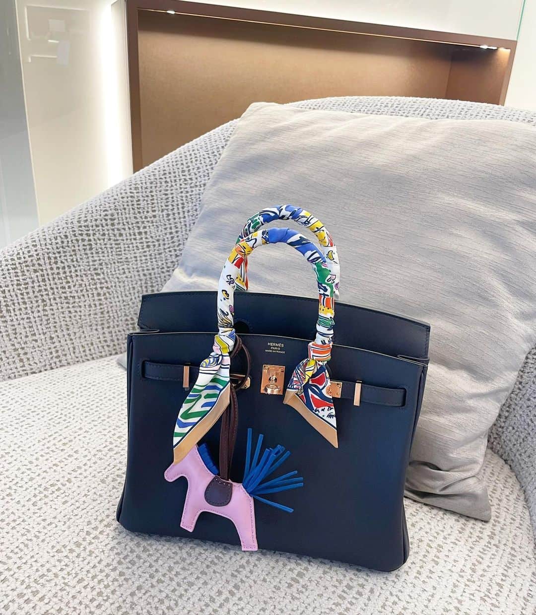 のインスタグラム：「birkin25💙 . 色はcabanで素材はスイフト☁️ 金具はローズゴールド🫶 . 落ち着いた色味でローズゴールドの金具のが欲しかったからお迎えできて嬉しすぎる🥹 勉強のやる気が出てきました🔥笑 . . #hermes #エルメス #birkin #birkin25 #バーキン #バーキン25」