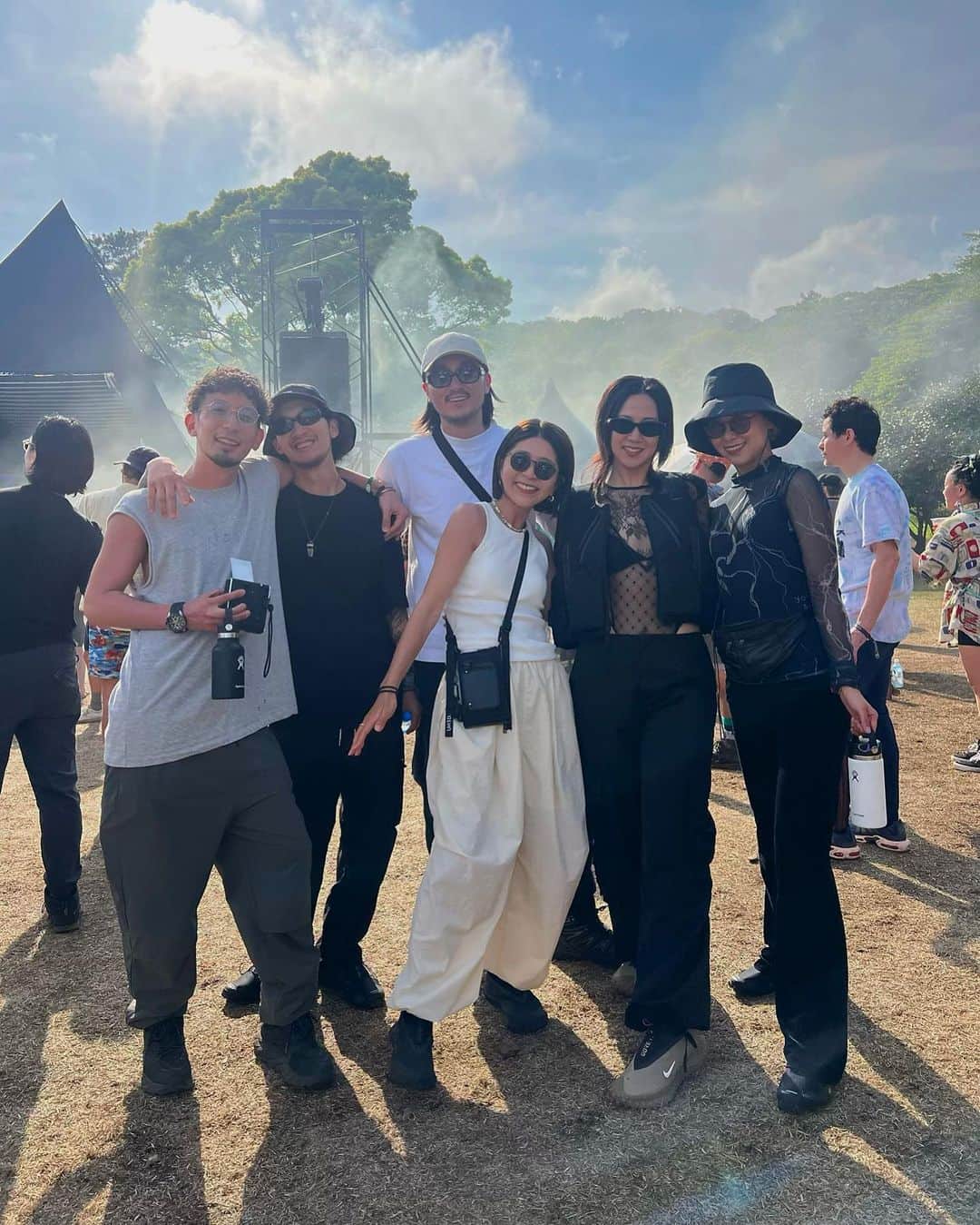 須田朱音のインスタグラム：「𝖺 𝗐𝖾𝖾𝗄 𝖺𝗀𝗈…🎶  Sports villa G-1メンツと思い出沢山♡  深夜1時に大繁盛の中華屋さん楽しかったなぁ〜🥟👲🏼🍜  安定の堺家とも 久しぶりに野外一緒に遊べた🖤  あぁー楽しかったな🌈 @rainbowdiscoclub 2023.」